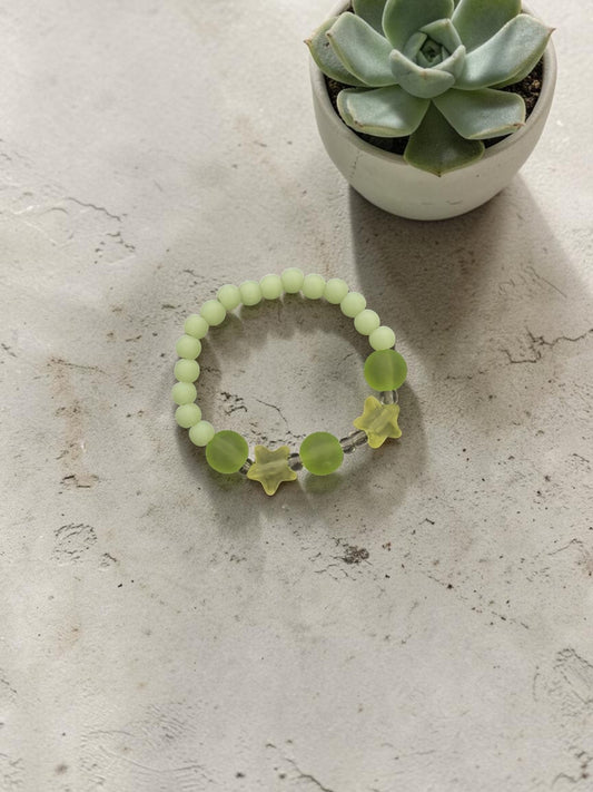 Bracelet enfant petites étoiles vert mat