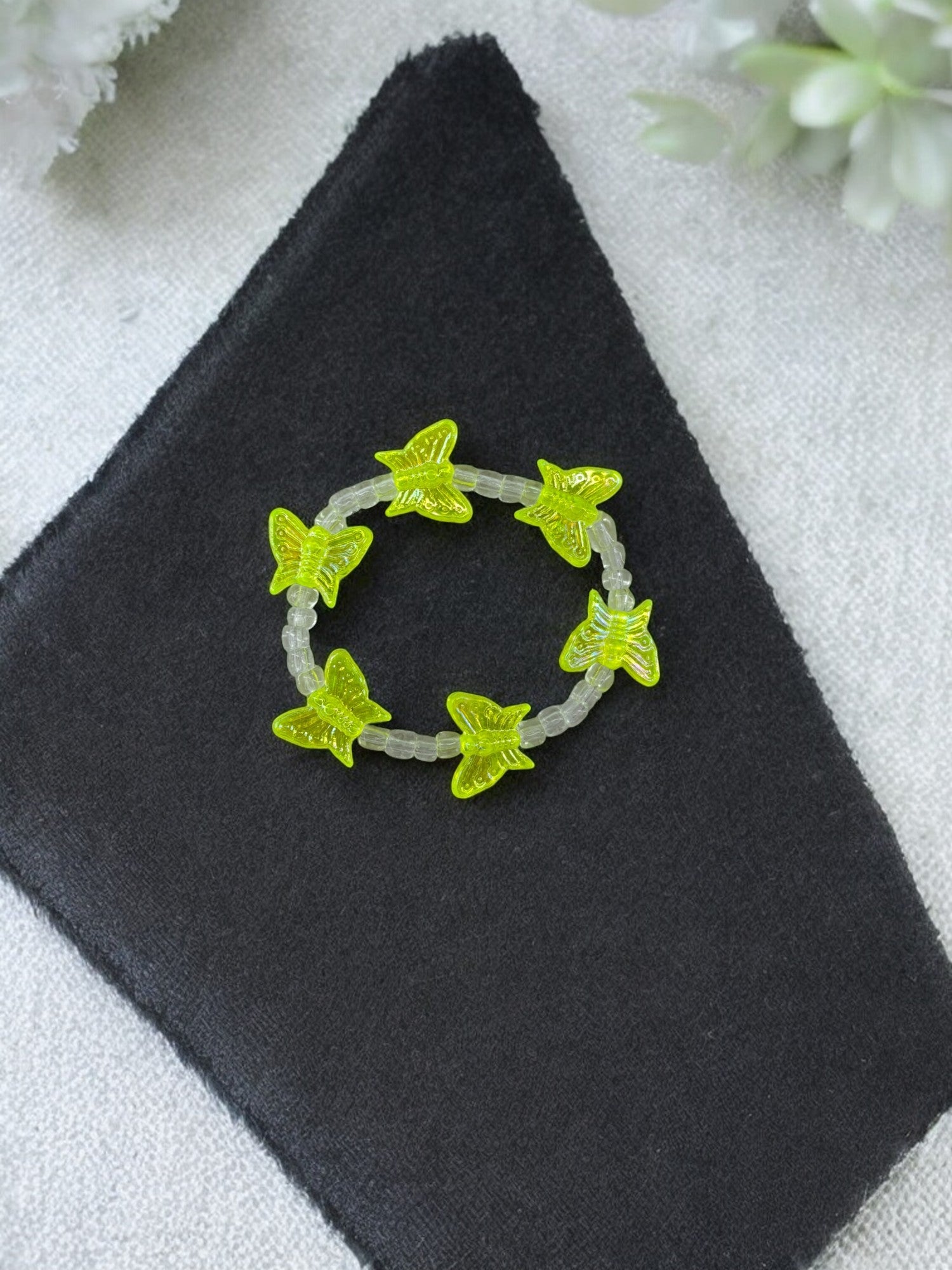 Bracelet enfant tour papillon jaune fluo