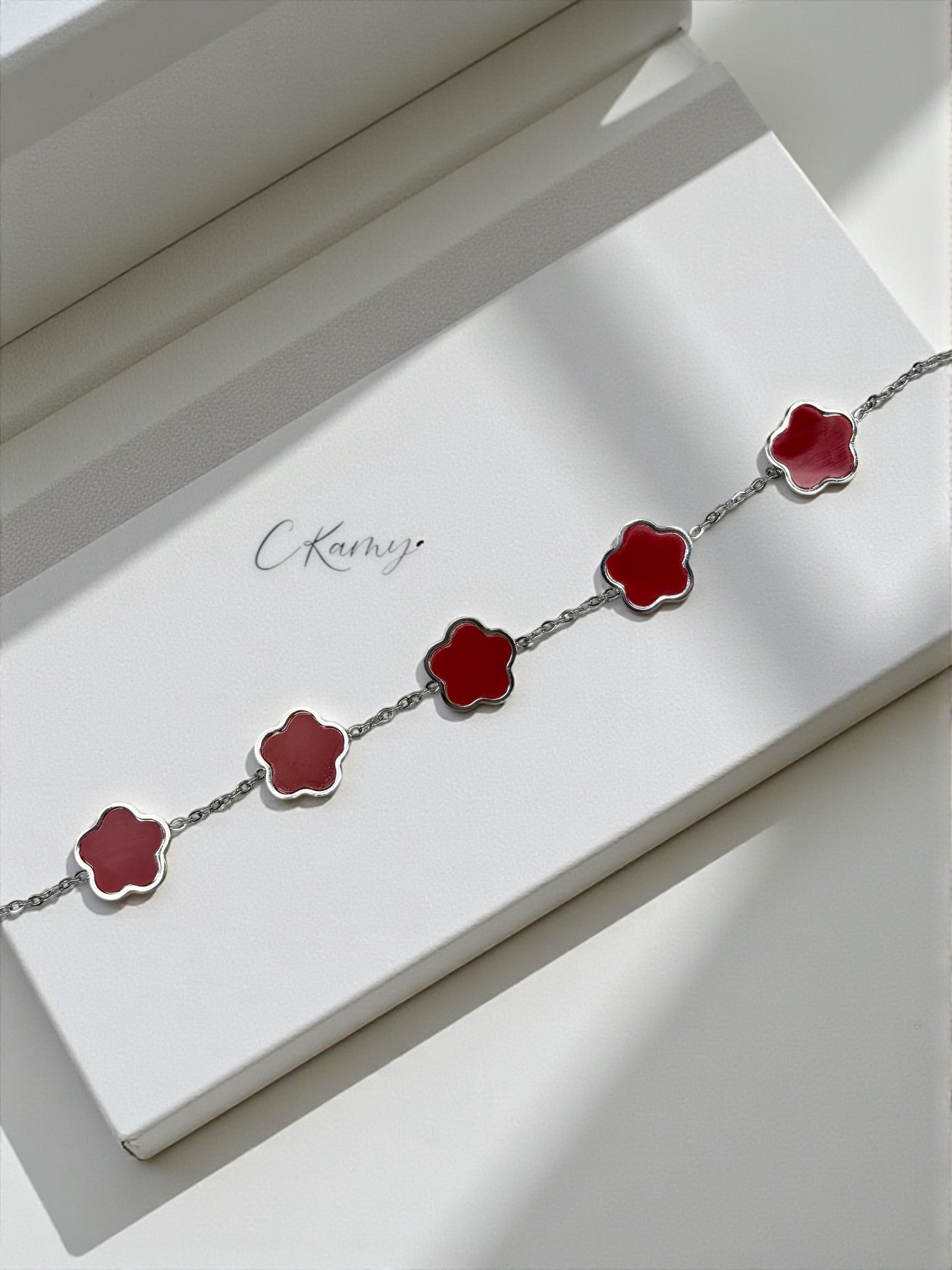 Bracelet femme chaînette argent trèfles rouge