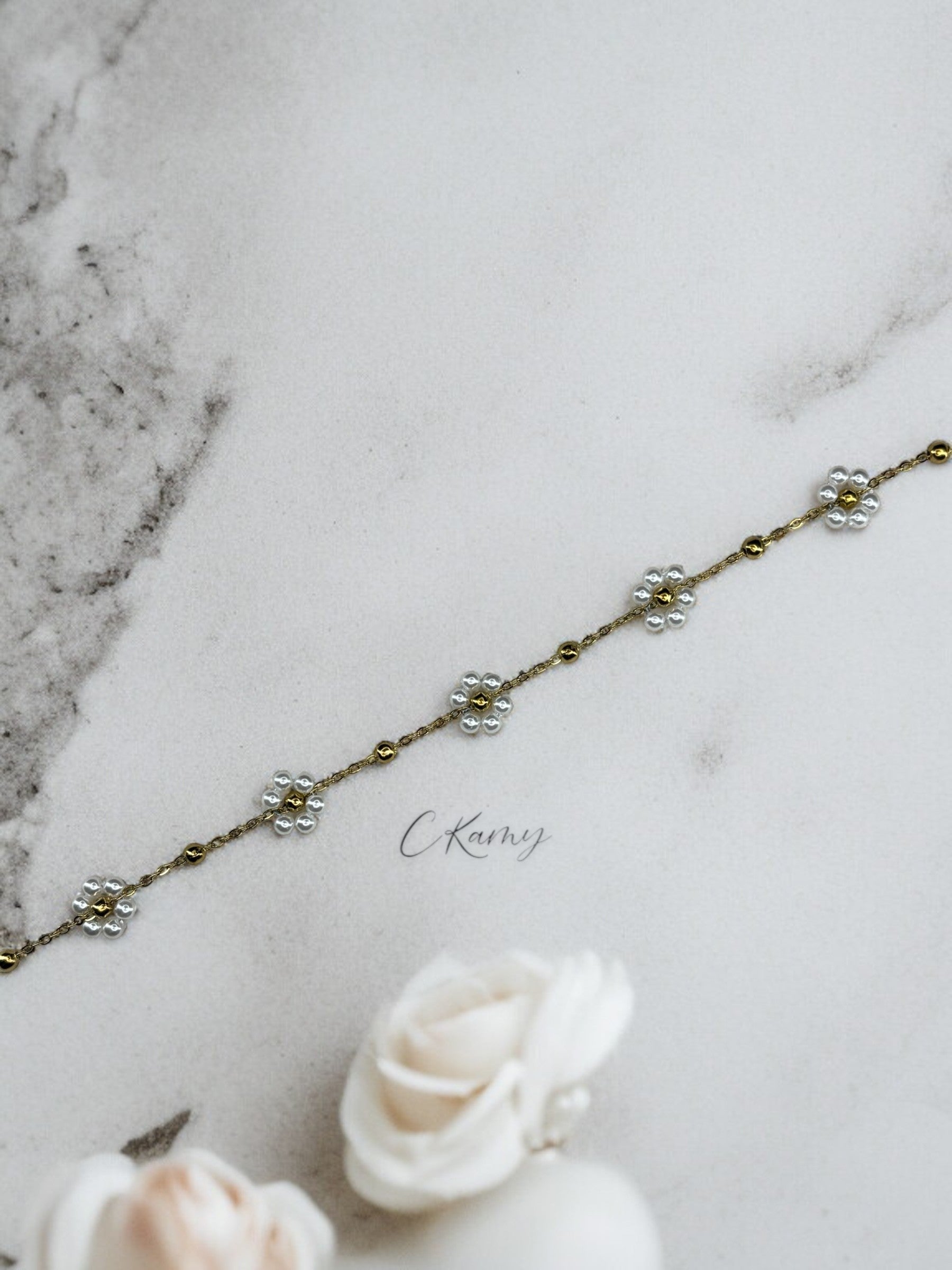 Bracelet femme chaînette doré fleurs blanc nacré