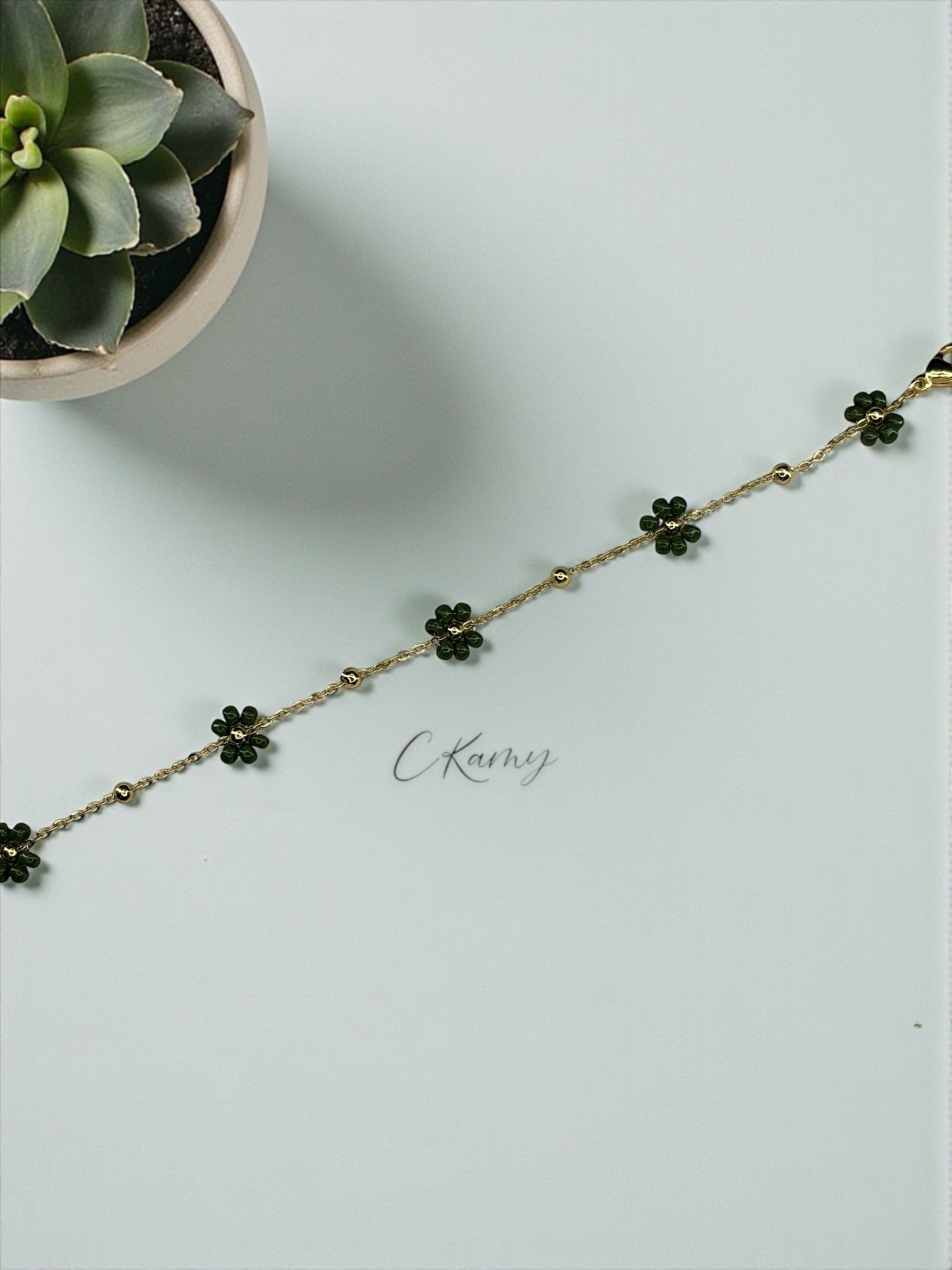 Bracelet femme chaînette doré fleurs vert kaki