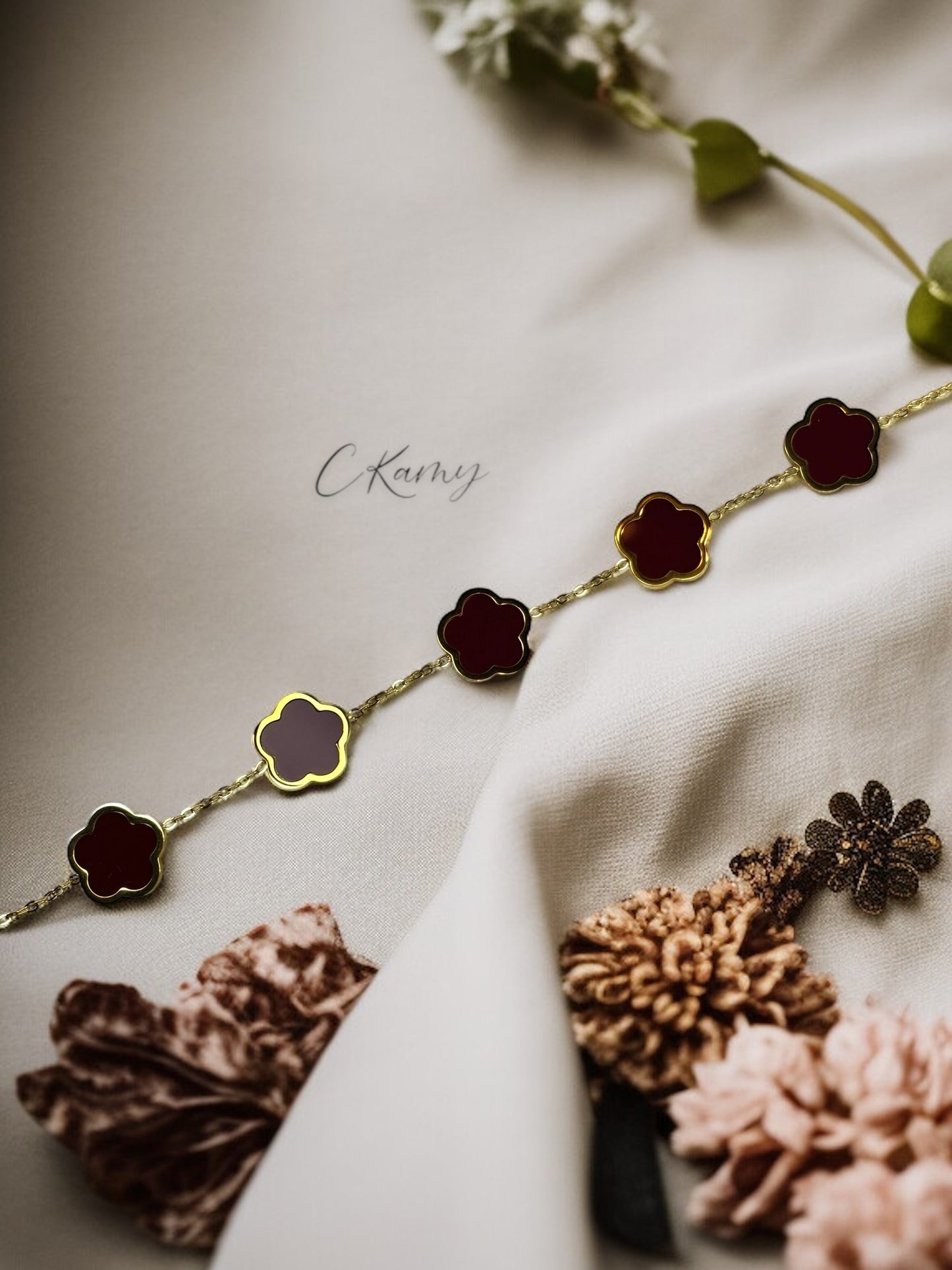 Bracelet femme chaînette doré trèfles rouge