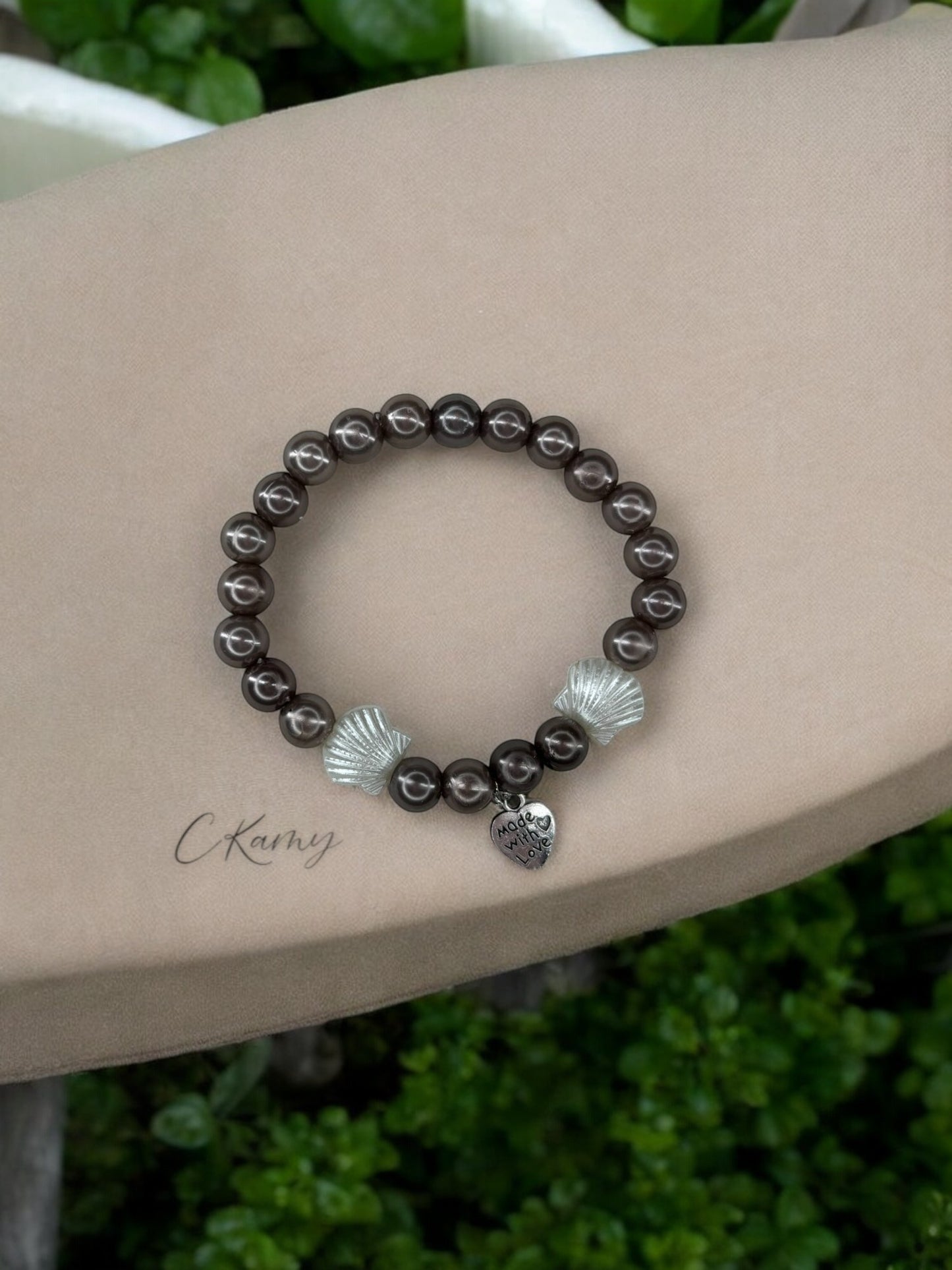 Bracelet femme coquillage nacré coeur marron foncé brillant