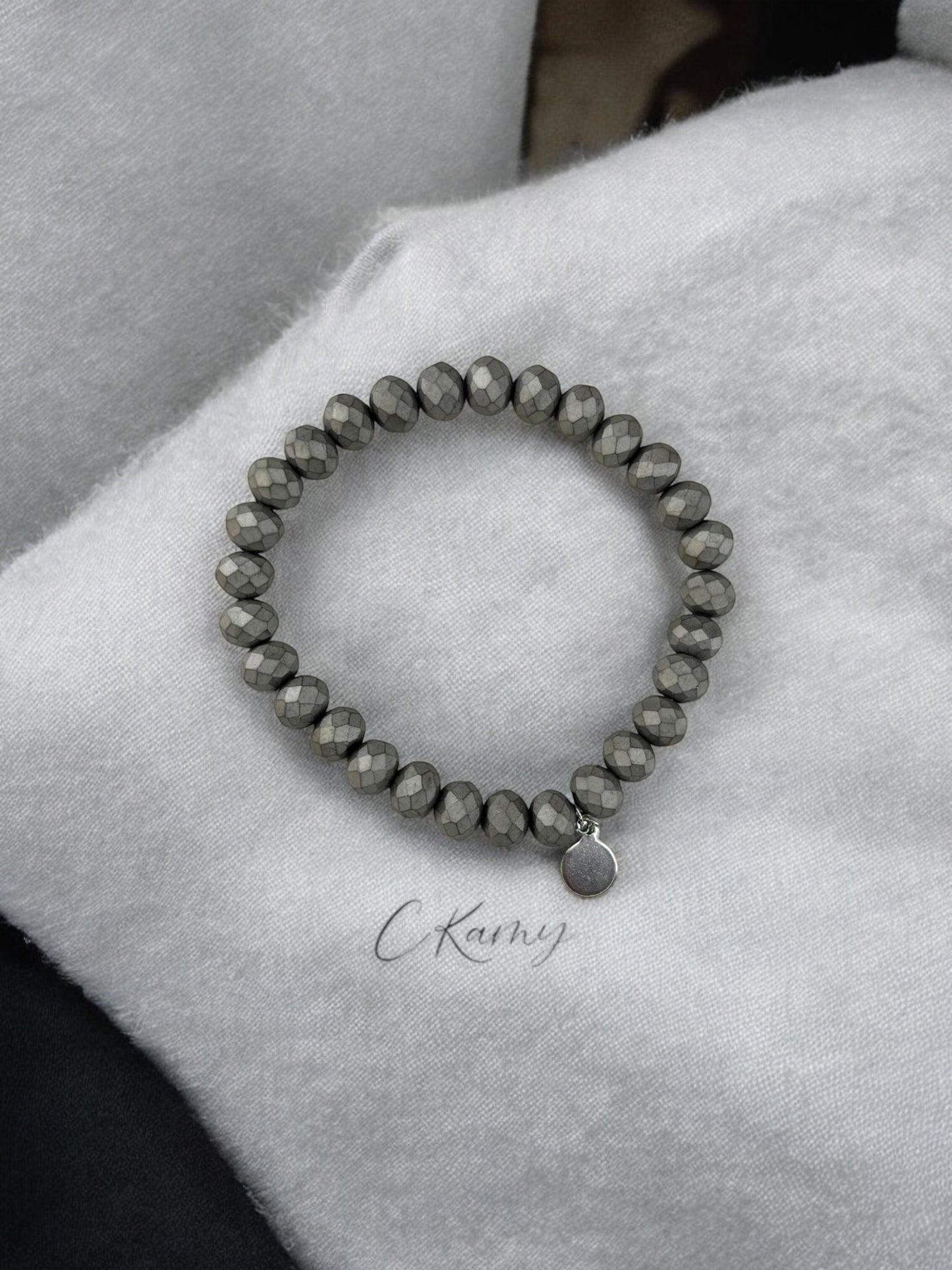 Bracelet femme facettes 8mm gris foncé