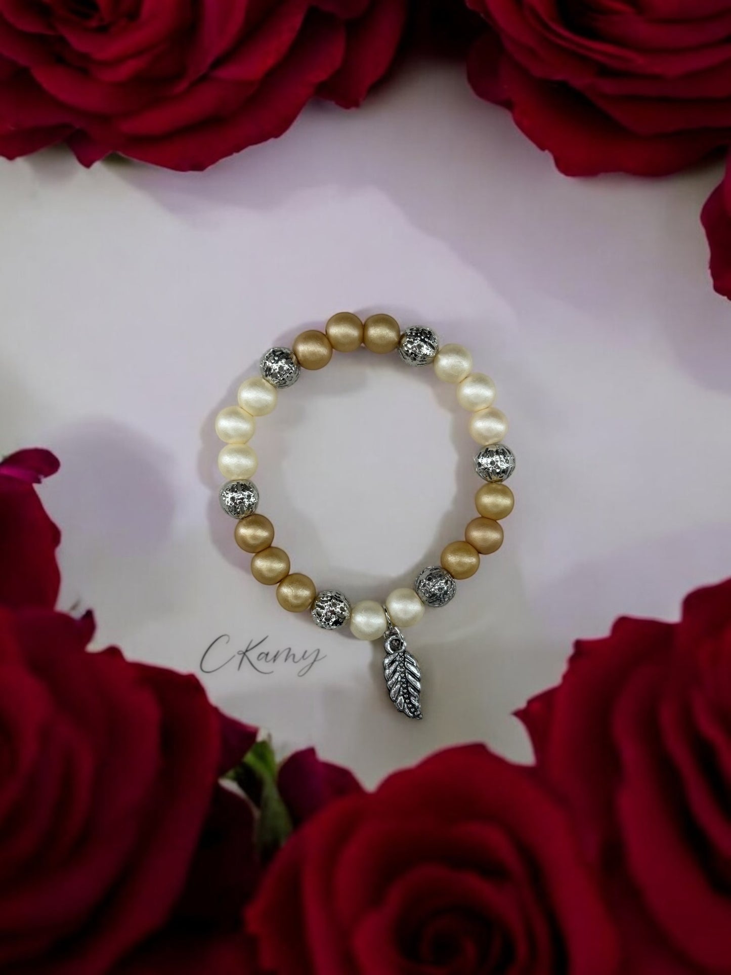 Bracelet femme feuille perles jaune sable crème