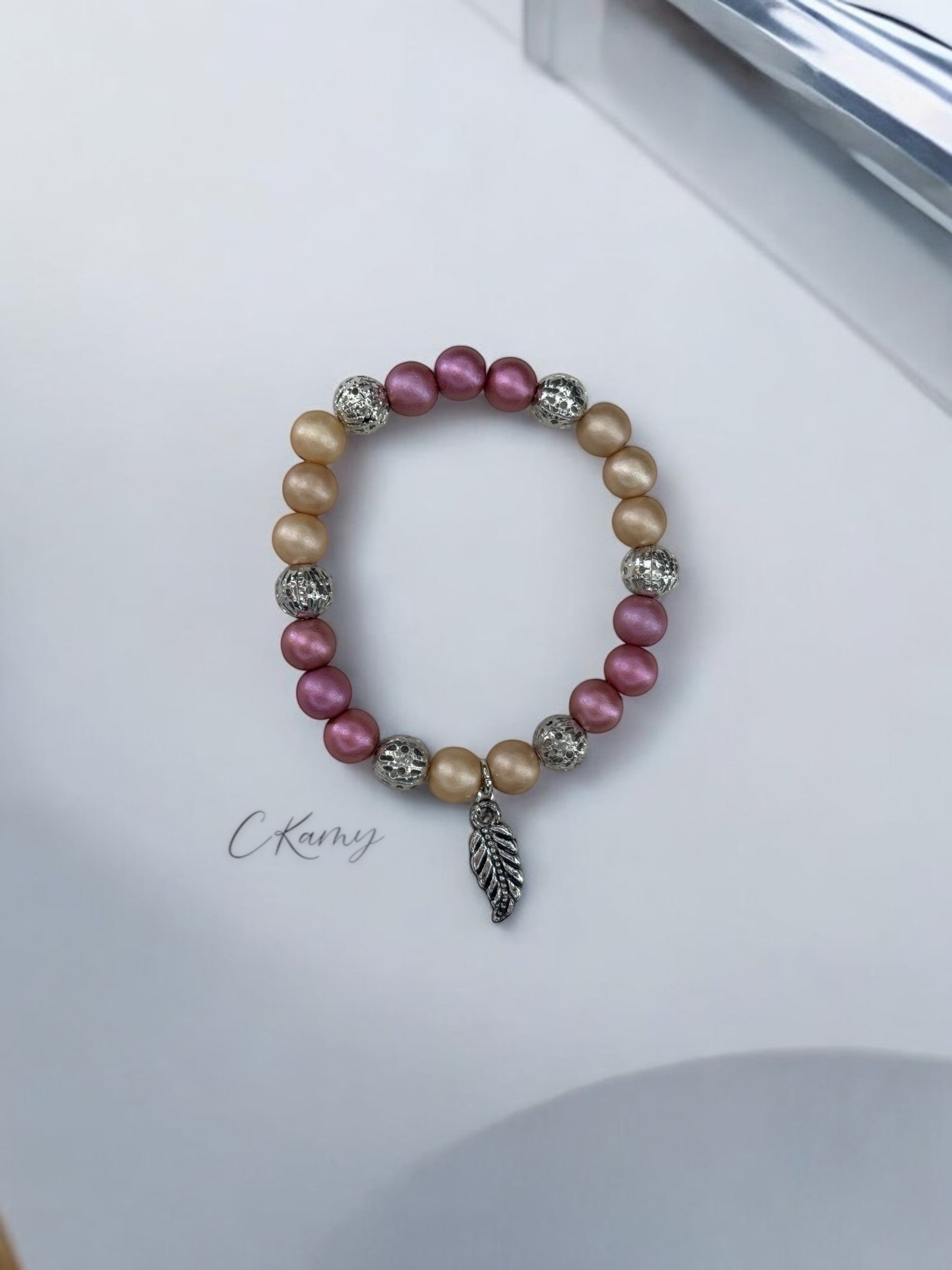 Bracelet femme feuille perles violet taupe