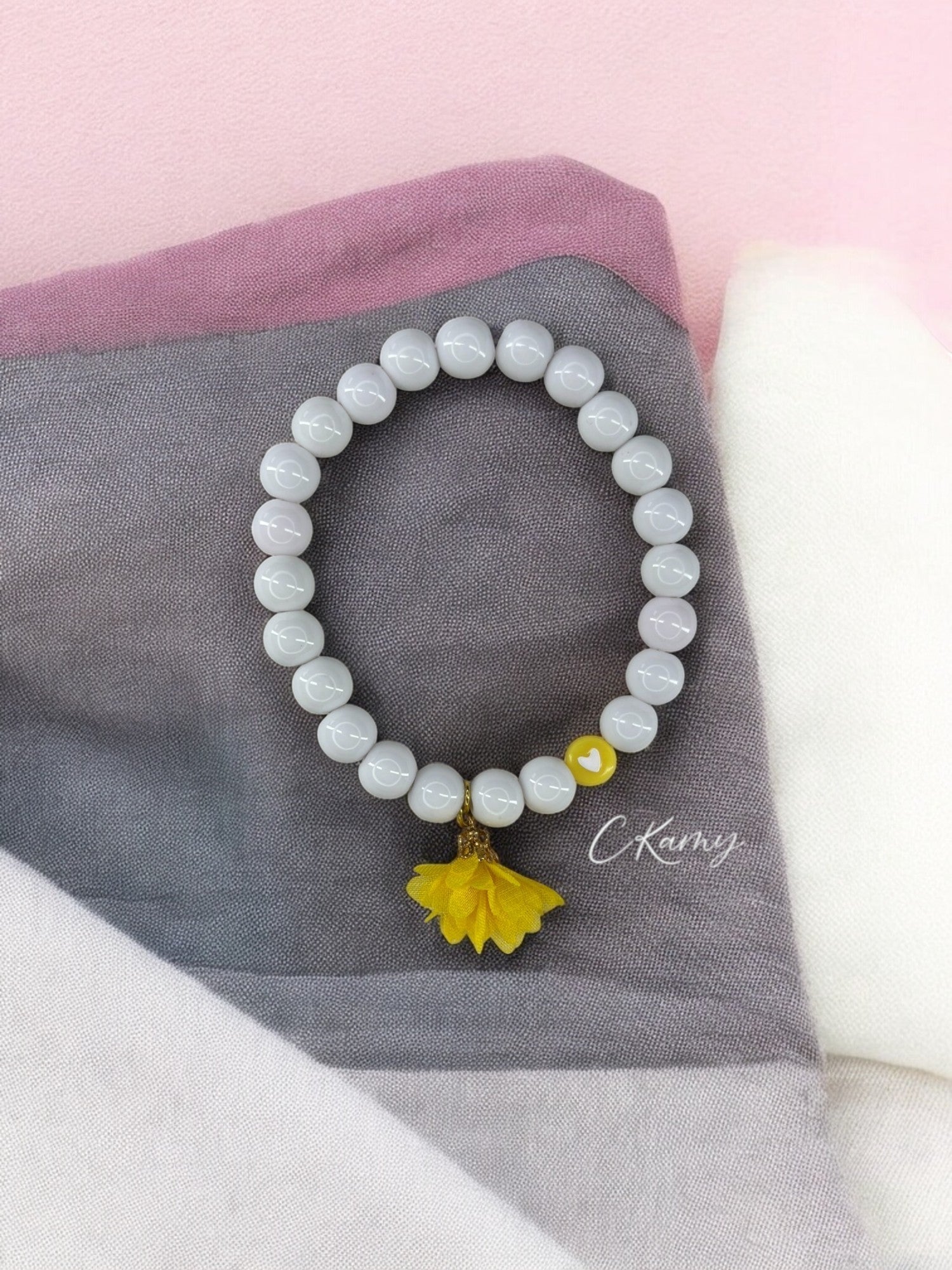 Bracelet femme fleur tissu jaune coeur blanc