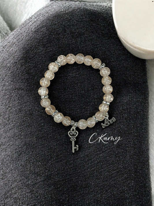 Bracelet femme perles de verre clé ancienne love argent beige craquelé