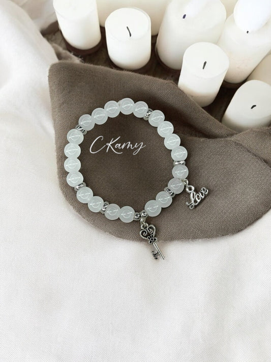 Bracelet femme perles de verre clé ancienne love argent blanc