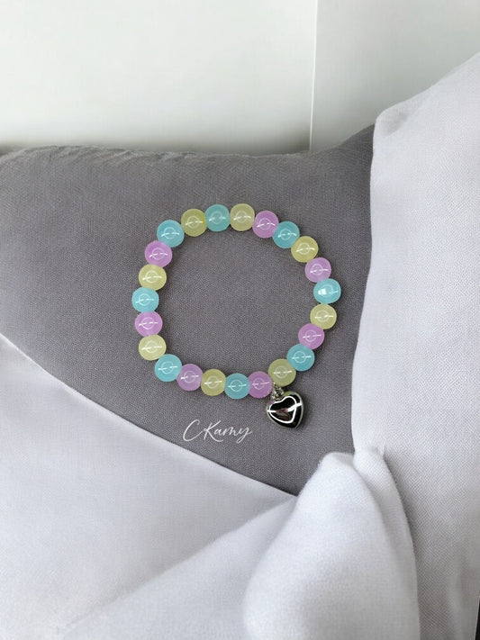 Bracelet femme perles de verre coeur bombé bleu clair violet jaune