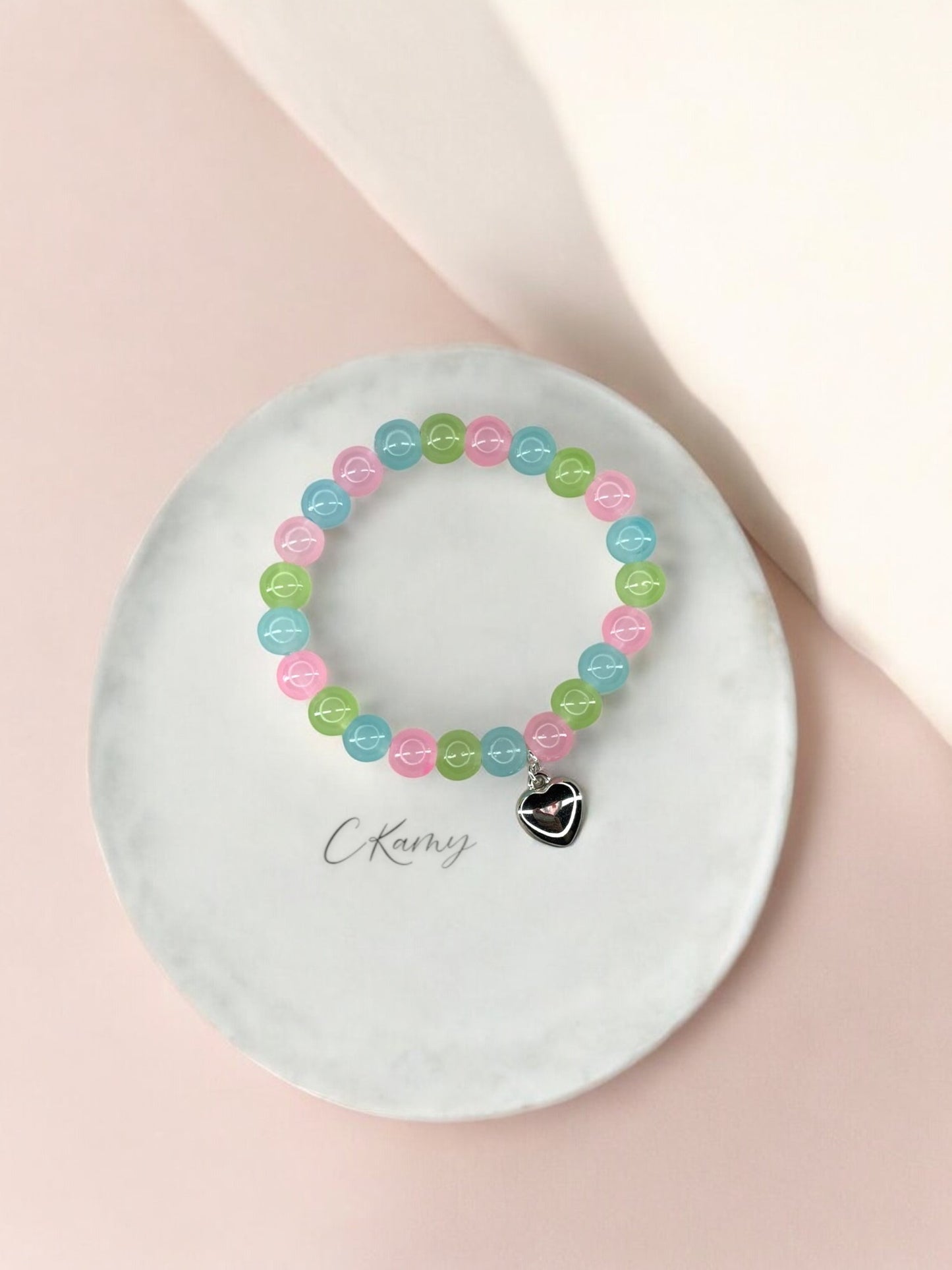 Bracelet femme perles de verre coeur bombé bleu foncé vert foncé rose foncé