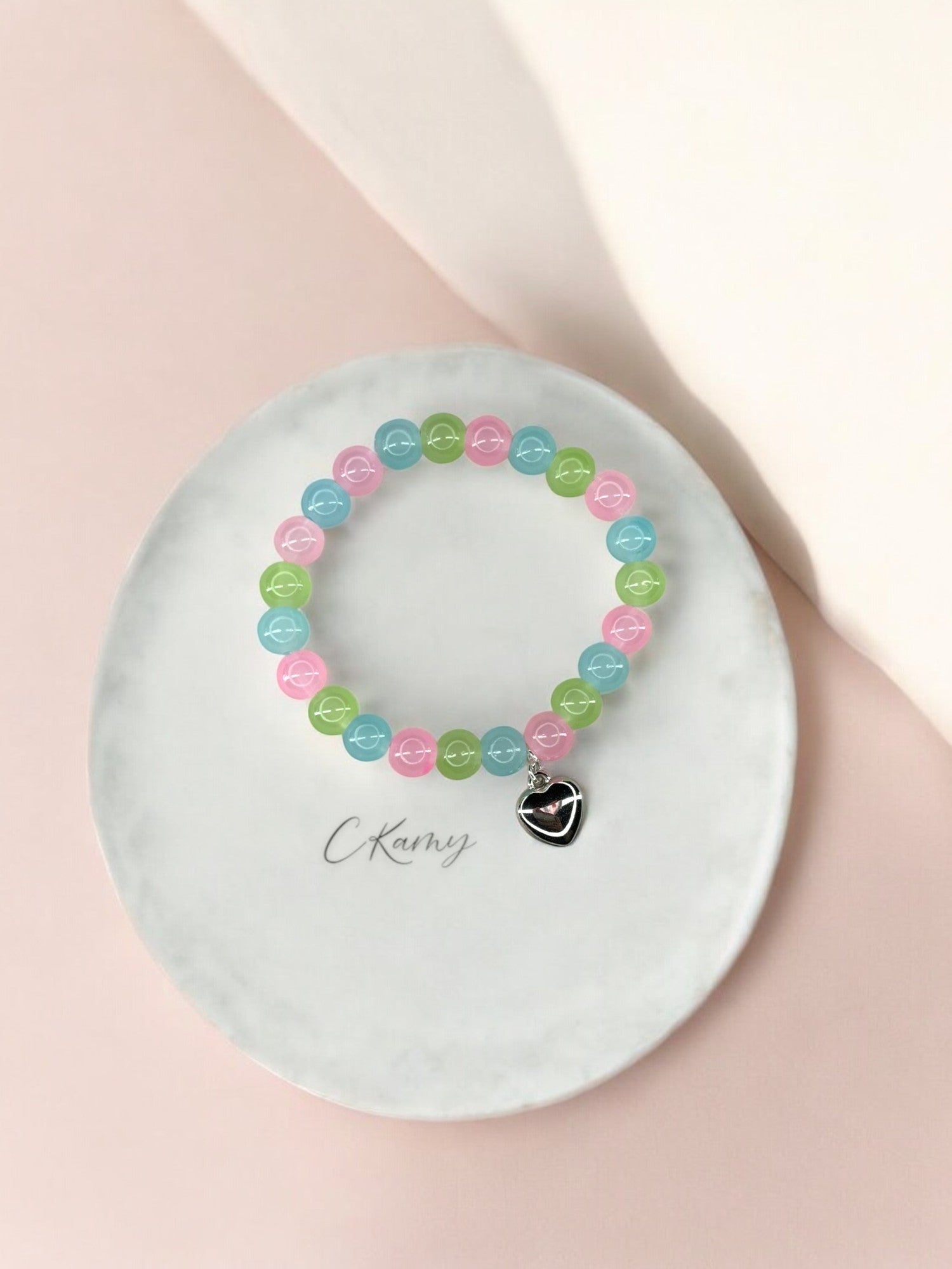 Bracelet femme perles de verre coeur bombé bleu foncé vert foncé rose foncé
