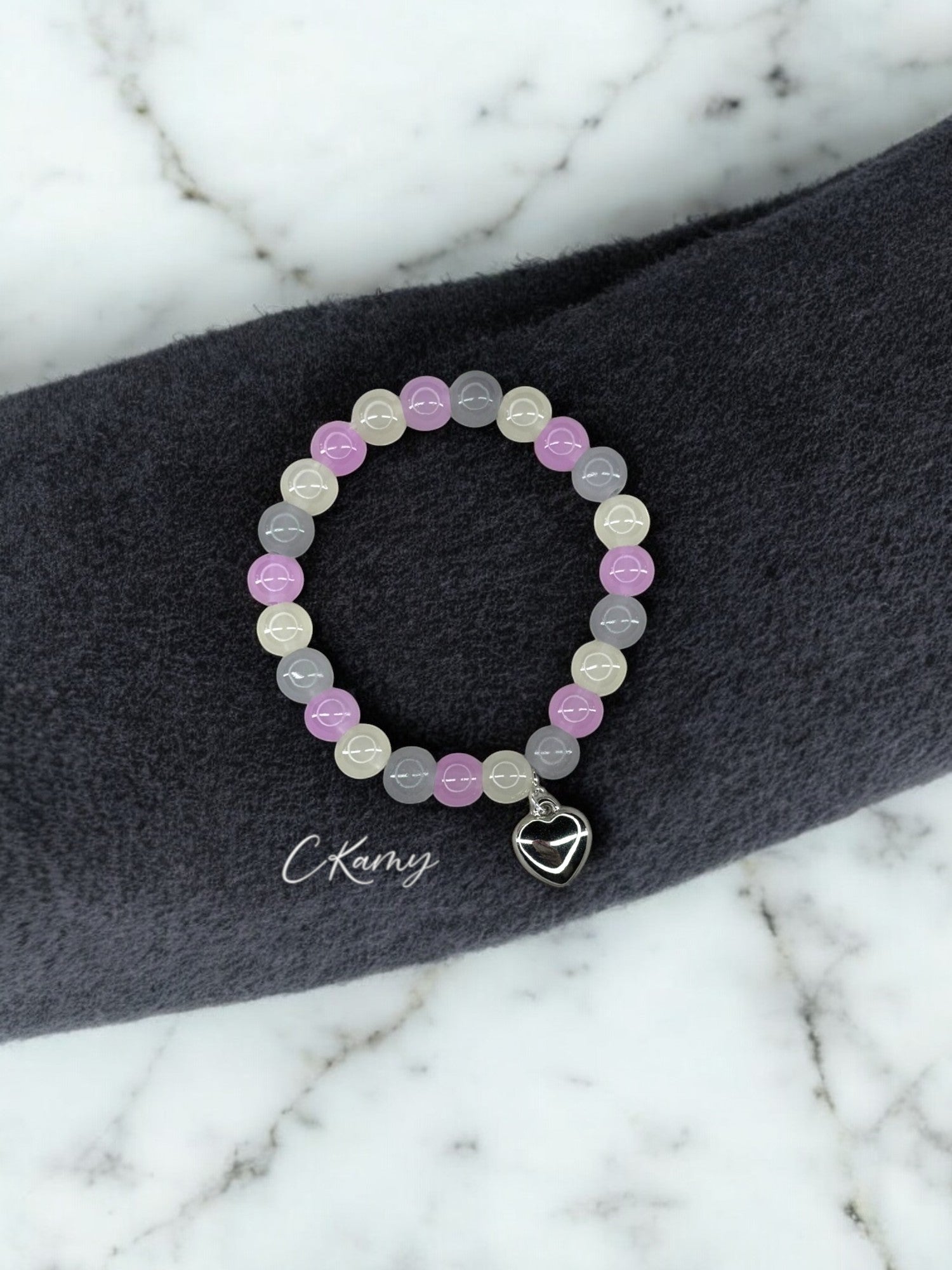 Bracelet femme perles de verre coeur bombé jaune clair gris foncé violet
