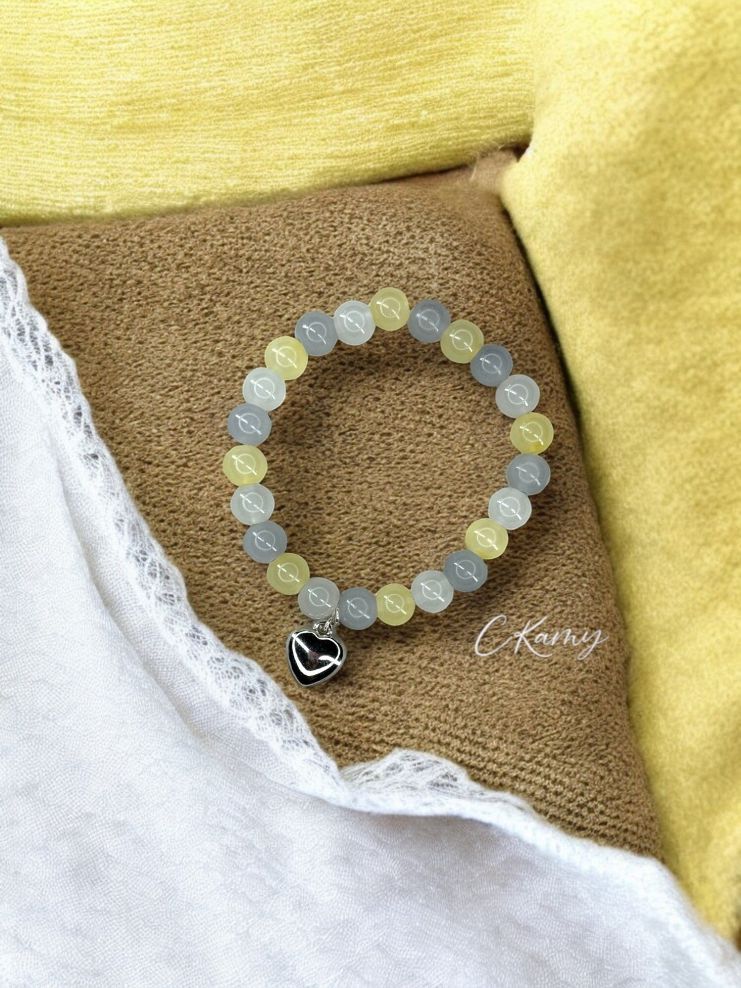 Bracelet femme perles de verre coeur bombé jaune gris foncé blanc
