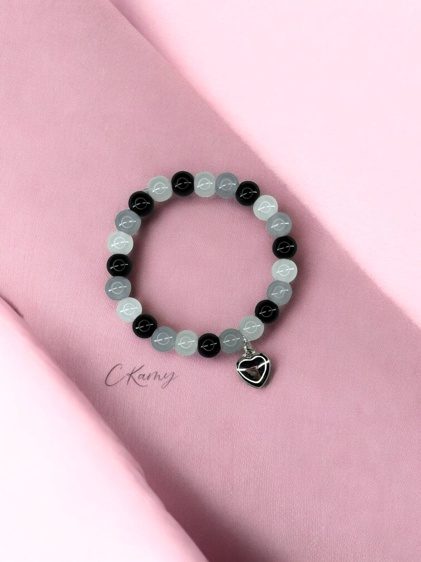 Bracelet femme perles de verre coeur bombé noir gris foncé blanc