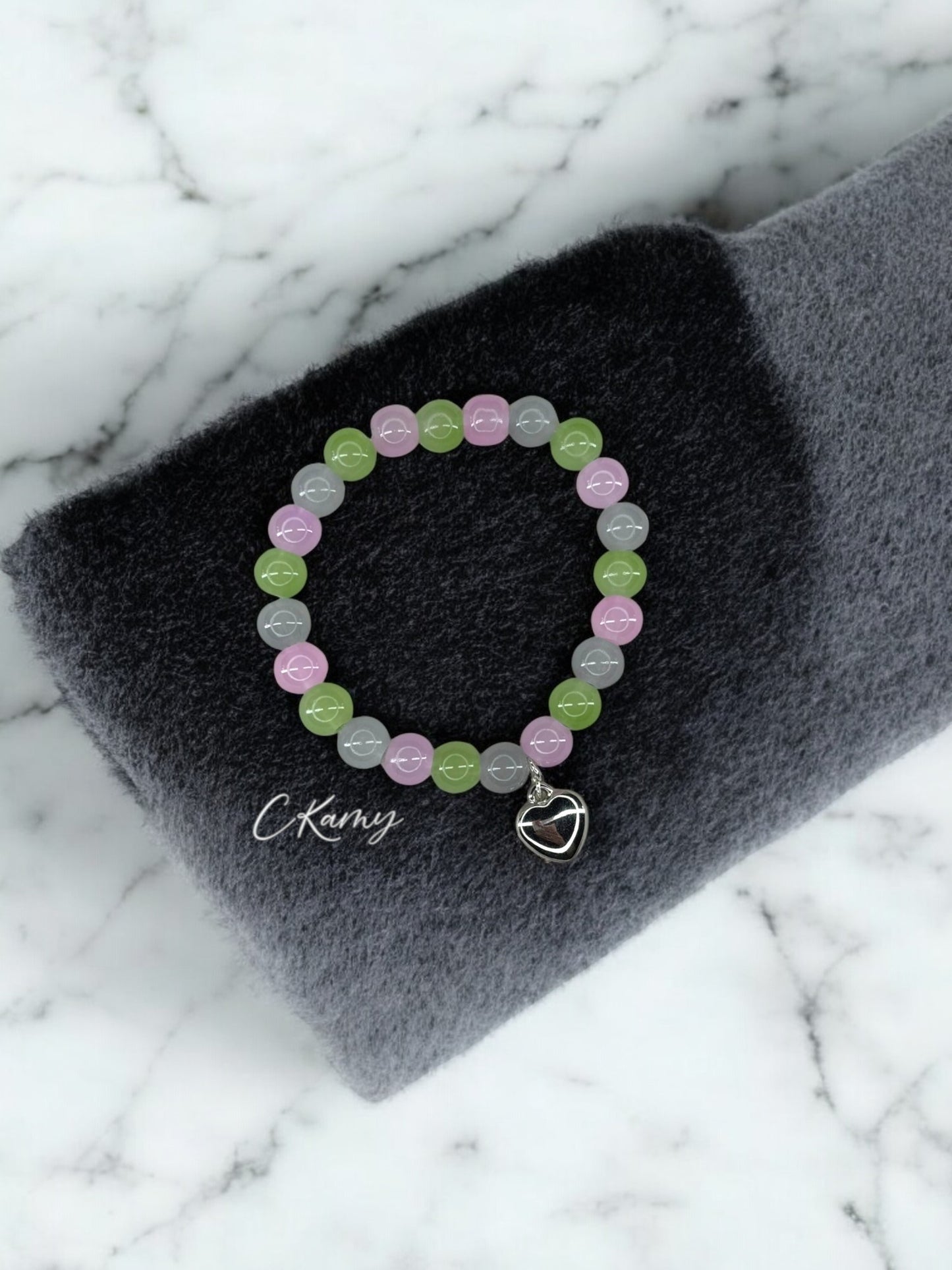 Bracelet femme perles de verre coeur bombé vert foncé violet gris foncé