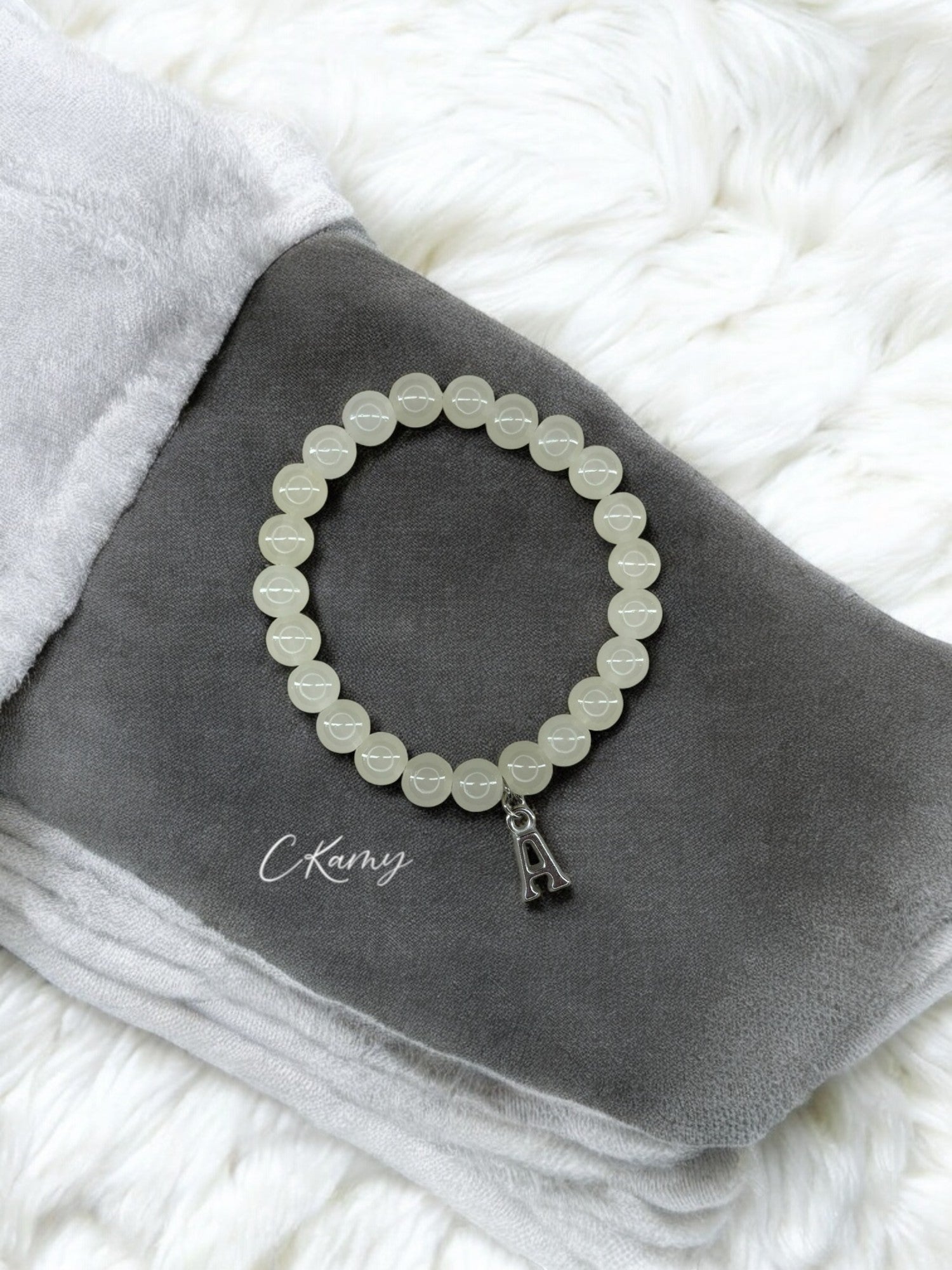 Bracelet femme perles de verre initiale argent jaune clair