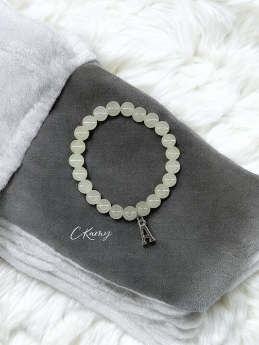 Bracelet femme perles de verre initiale argent jaune clair