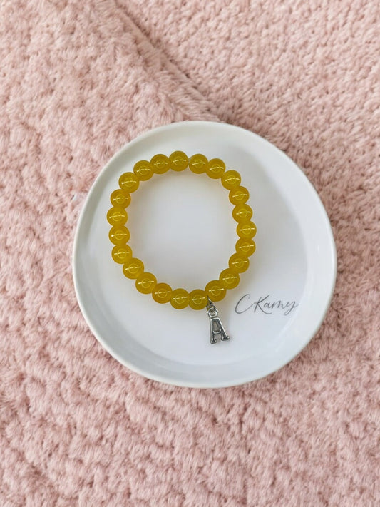 Bracelet femme perles de verre initiale argent jaune orangé