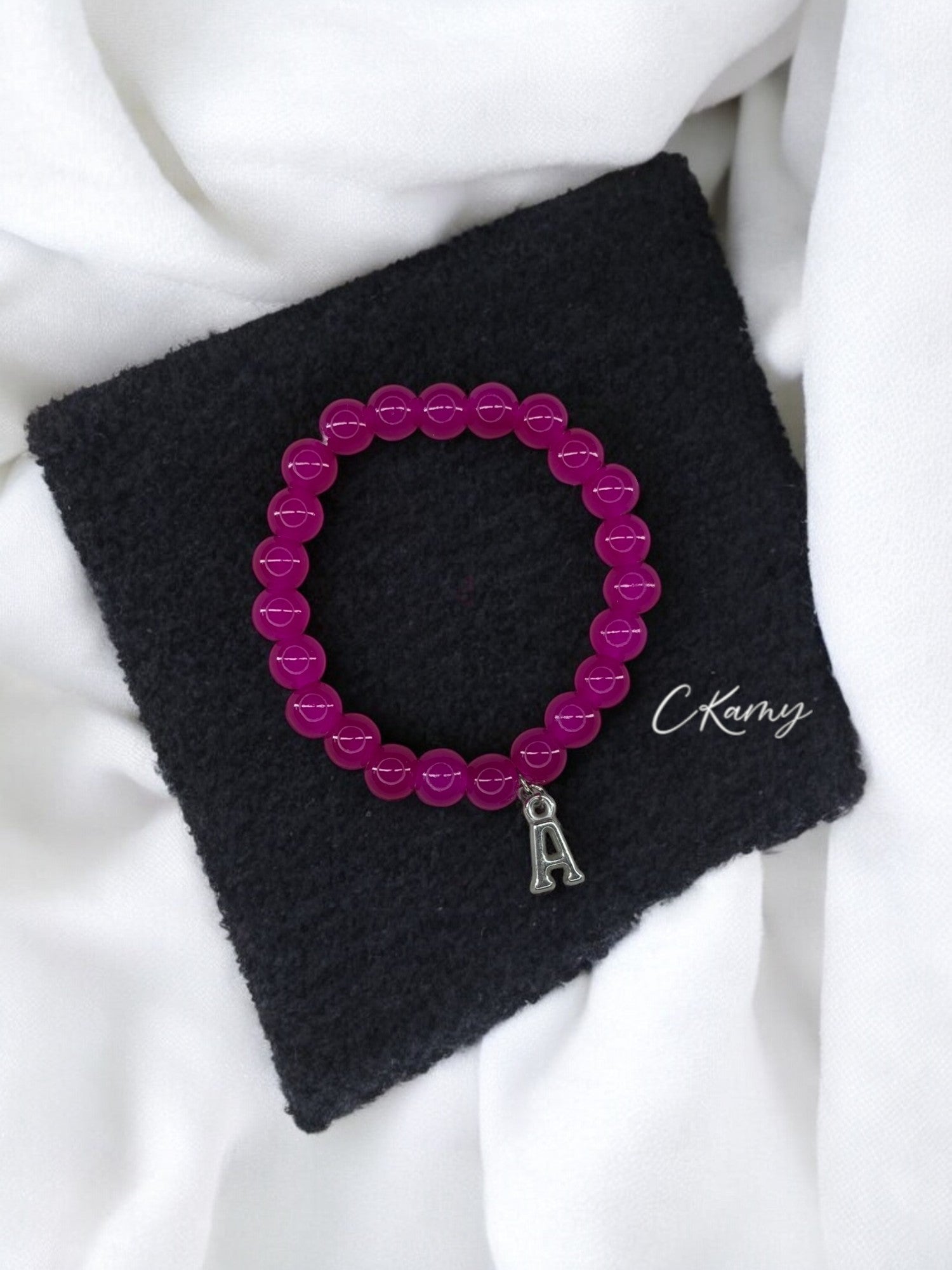 Bracelet femme perles de verre initiale argent rose cerise