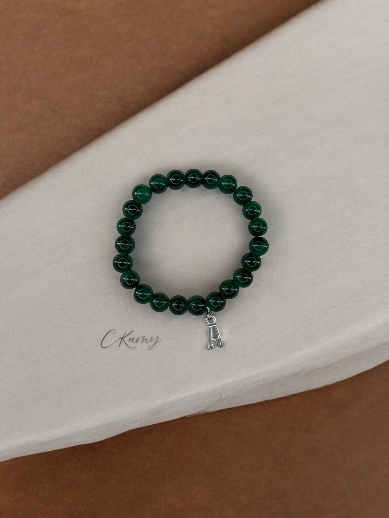 Bracelet femme perles de verre initiale argent vert bouteille