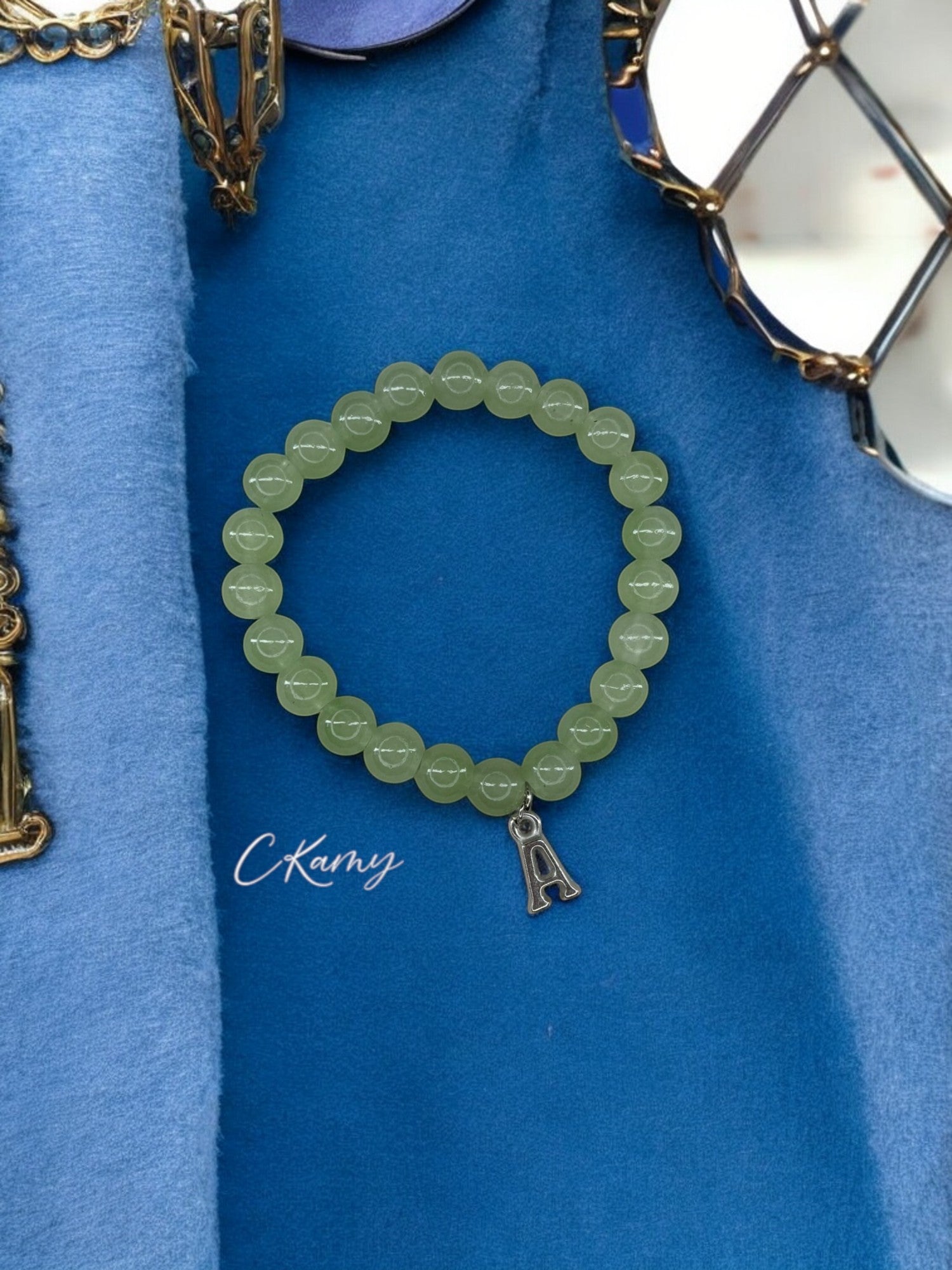 Bracelet femme perles de verre initiale argent vert sauge