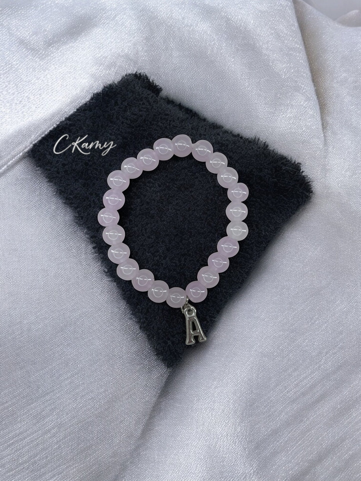 Bracelet femme perles de verre initiale argent violet clair