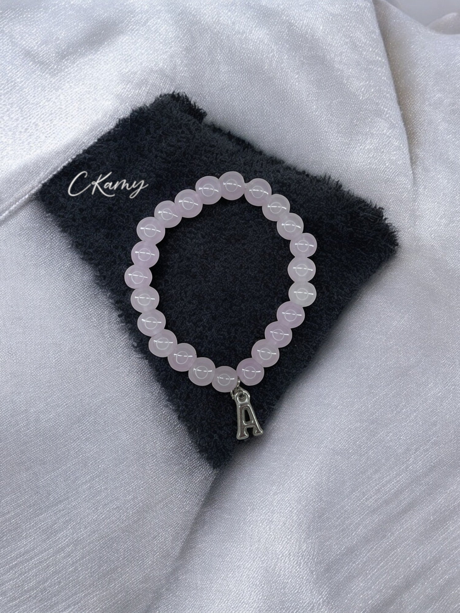 Bracelet femme perles de verre initiale argent violet clair