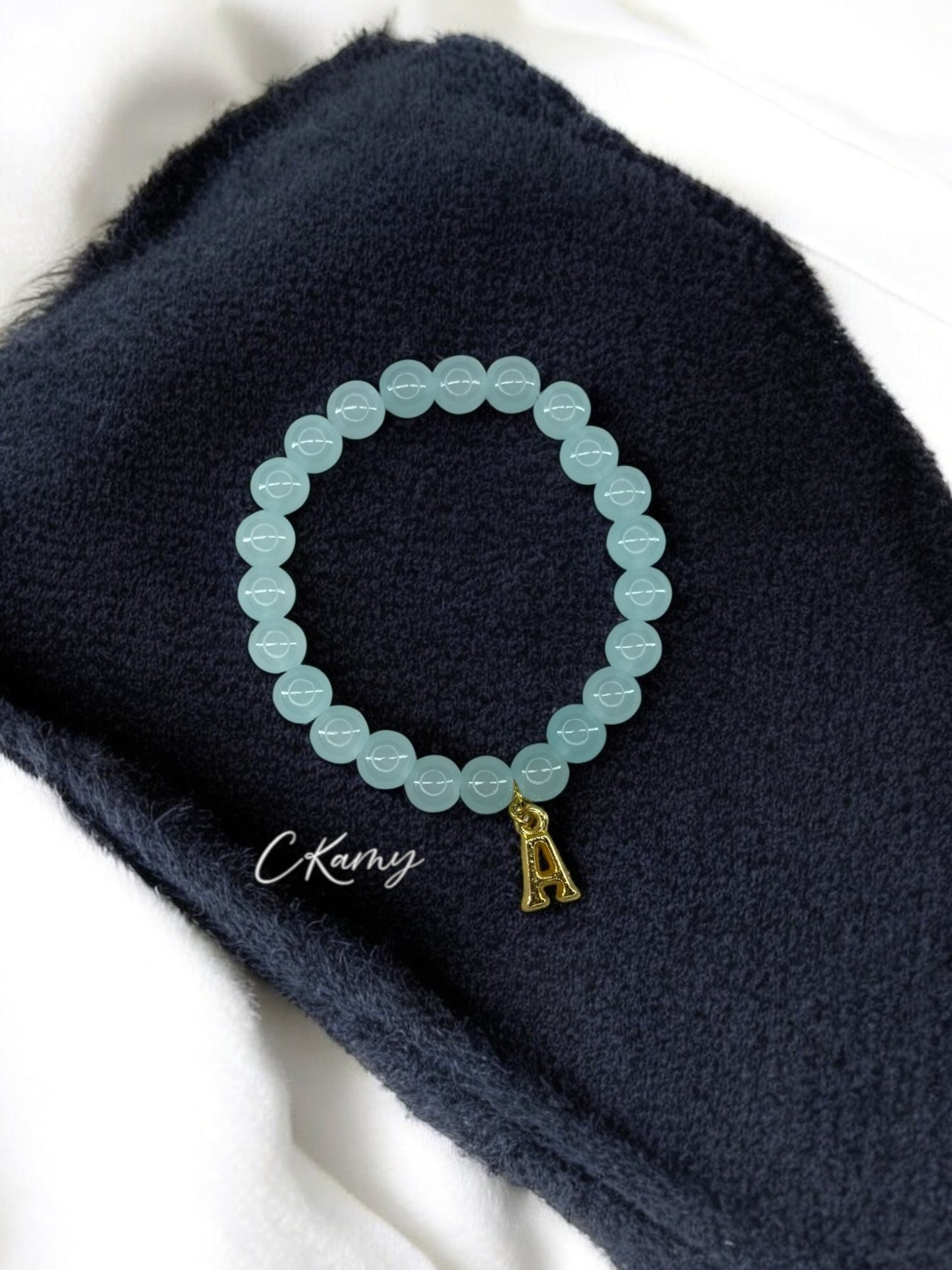Bracelet femme perles de verre initiale doré bleu clair