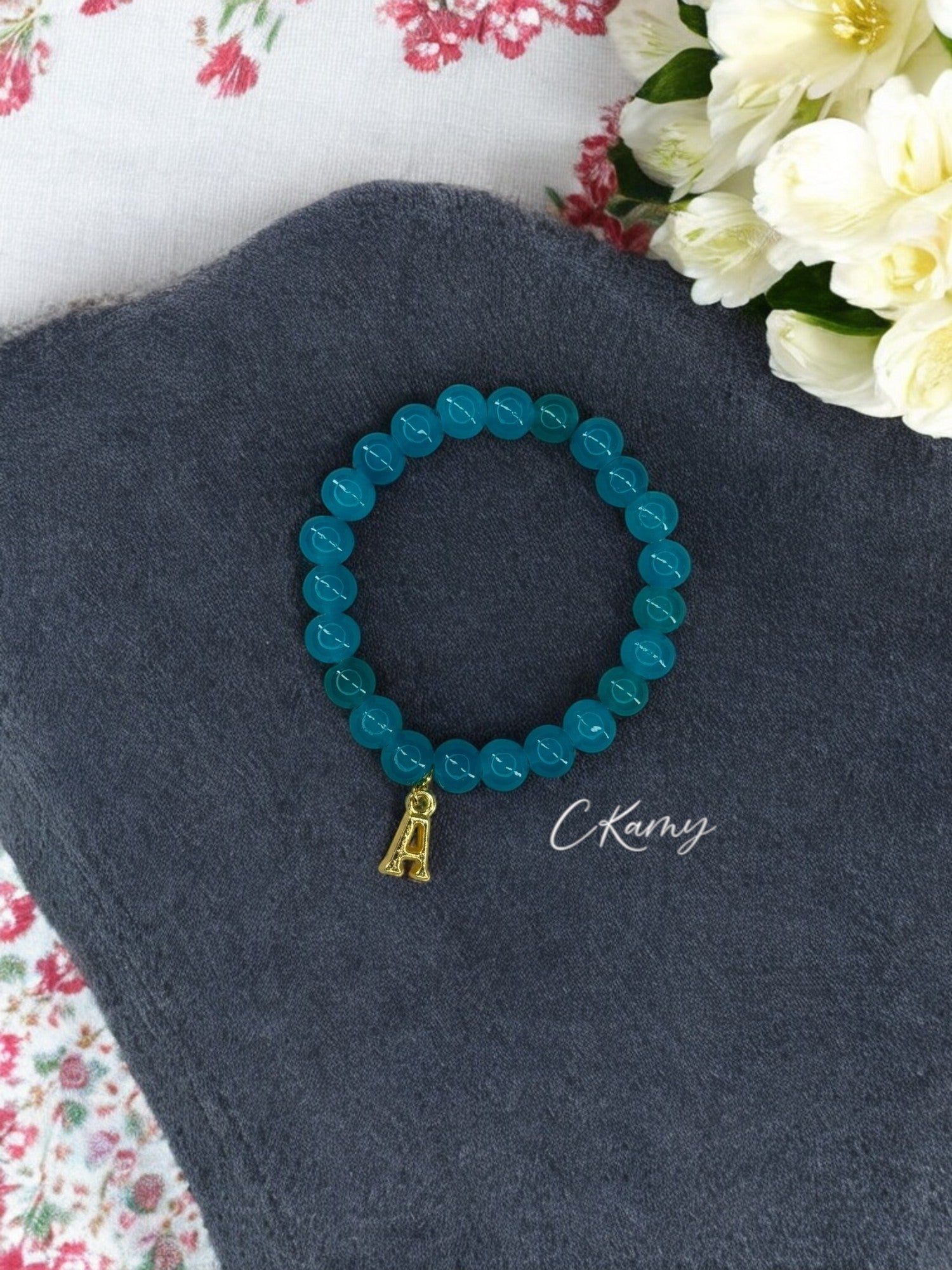 Bracelet femme perles de verre initiale doré bleu turquoise