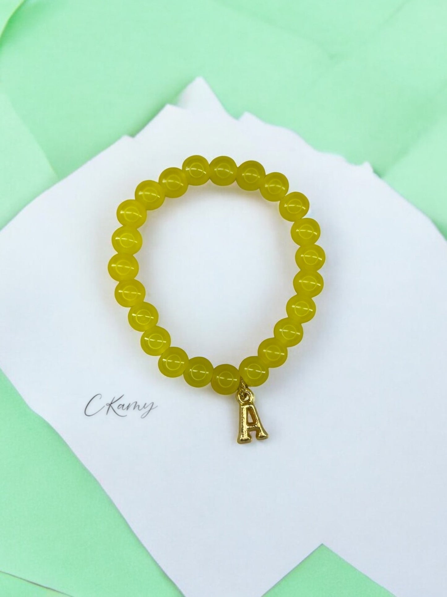 Bracelet femme perles de verre initiale doré jaune 