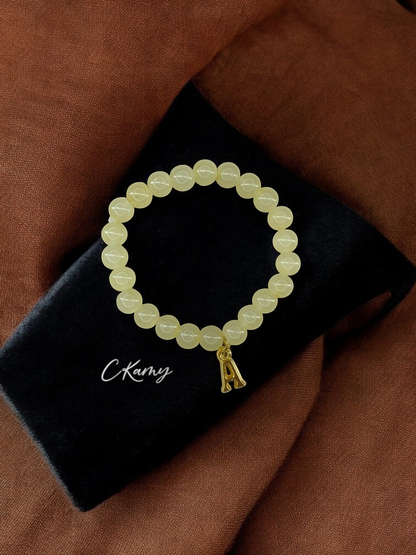 Bracelet femme perles de verre initiale doré jaune champagne