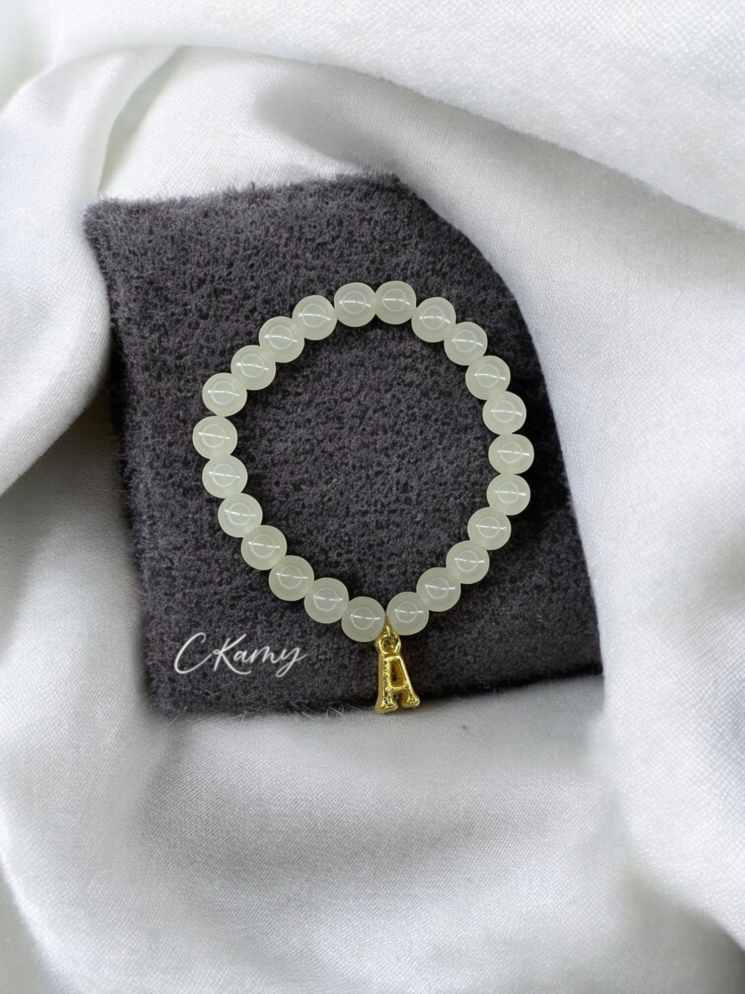 Bracelet femme perles de verre initiale doré jaune clair