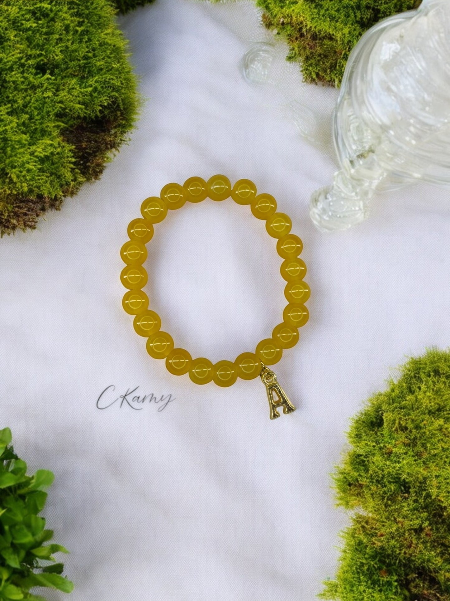 Bracelet femme perles de verre initiale doré jaune orangé