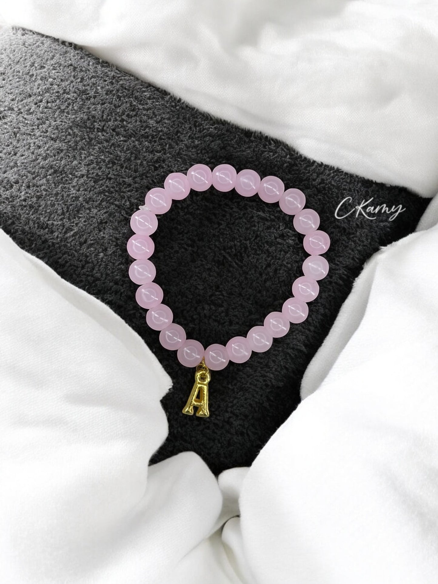 Bracelet femme perles de verre initiale doré rose clair