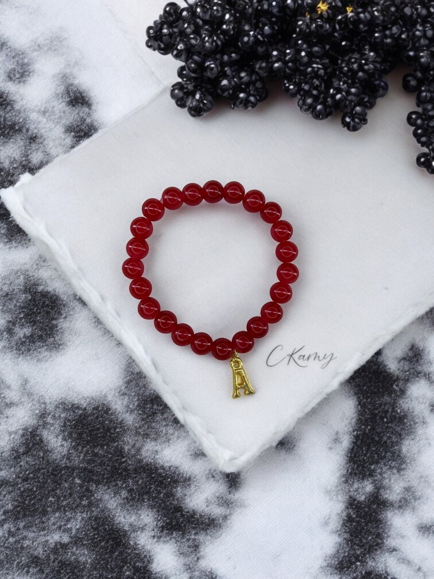 Bracelet femme perles de verre initiale doré rouge