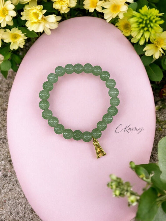 Bracelet femme perles de verre initiale doré vert sauge