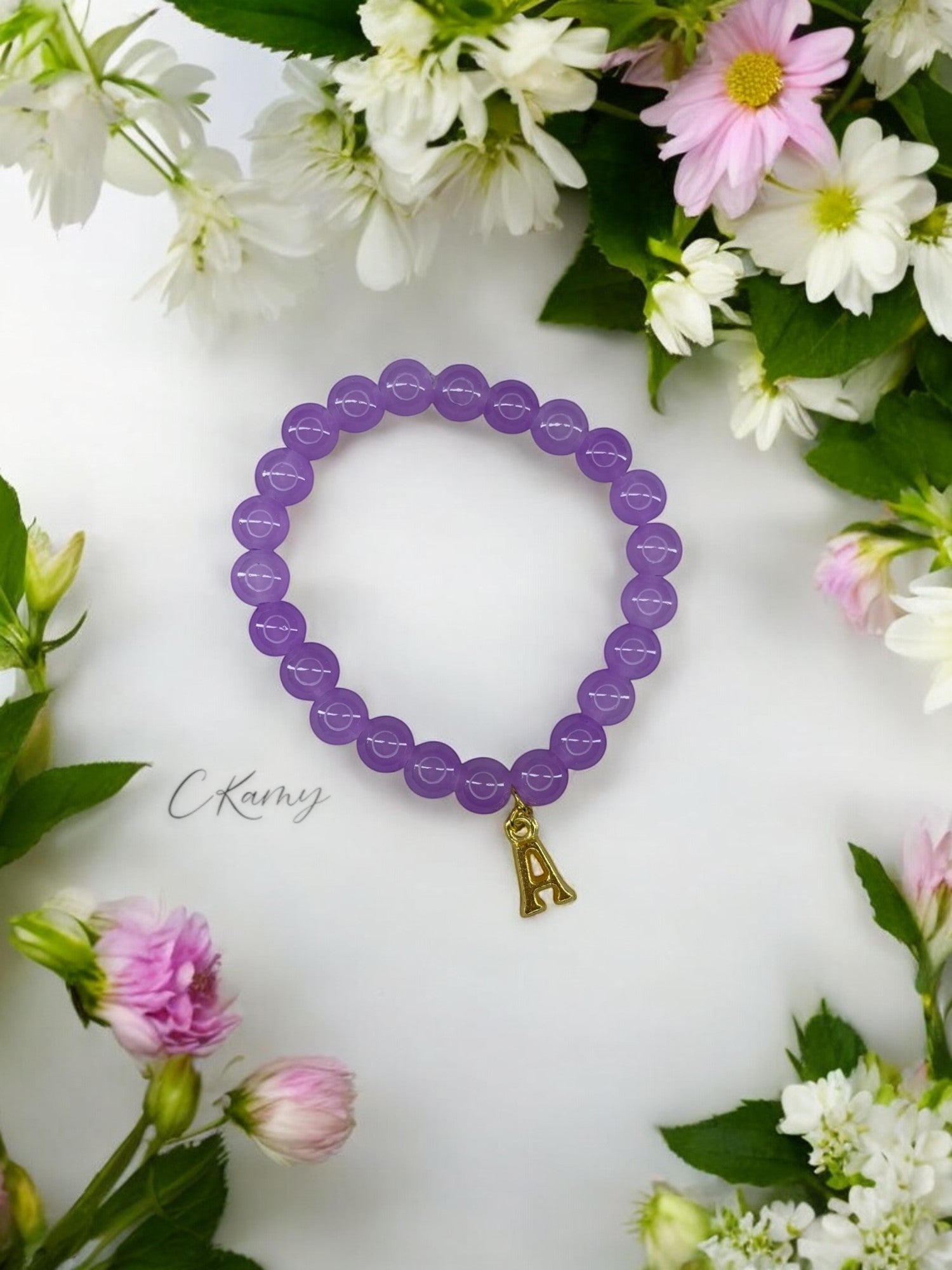 Bracelet femme perles de verre initiale doré violet