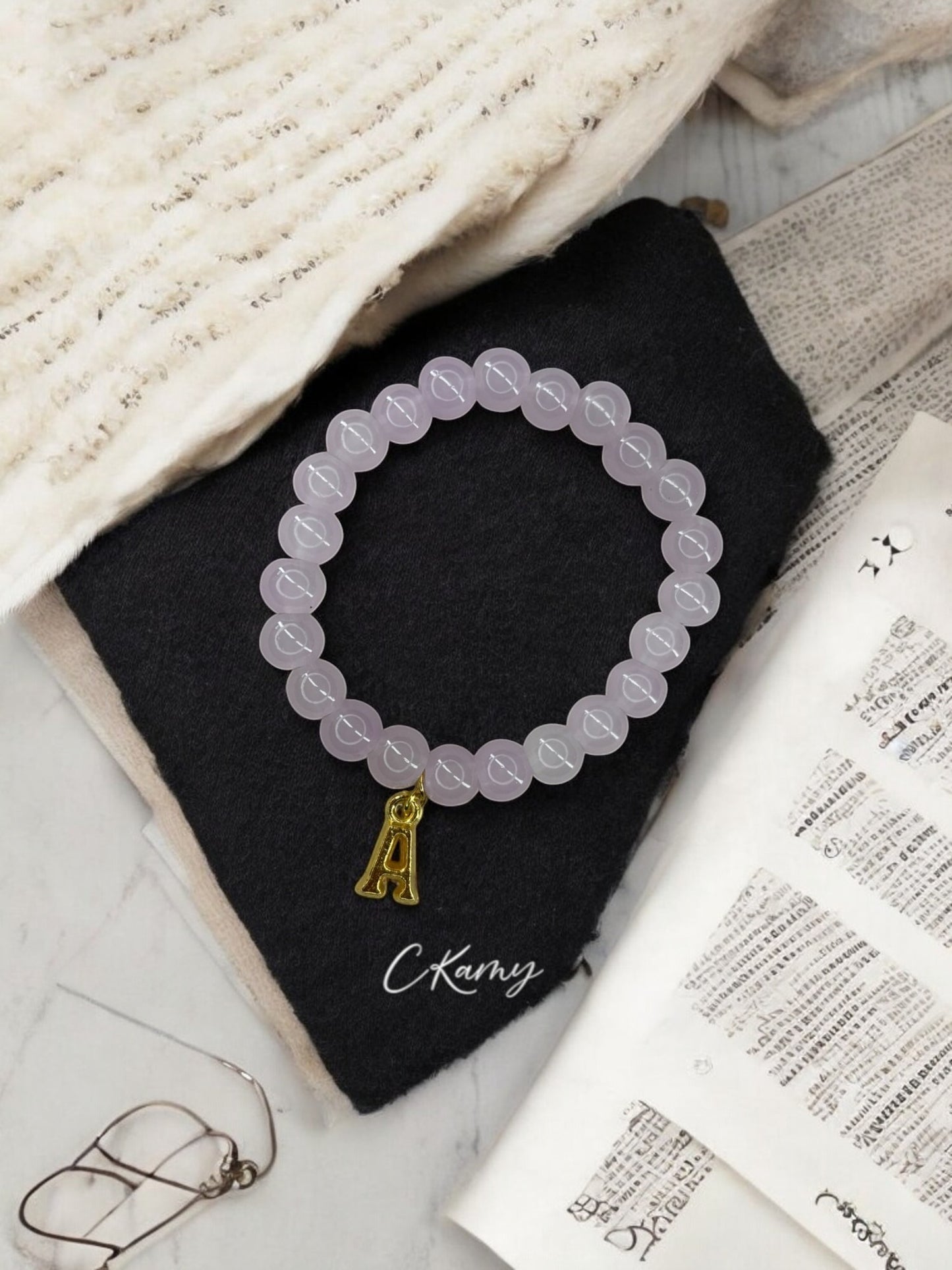 Bracelet femme perles de verre initiale doré violet clair