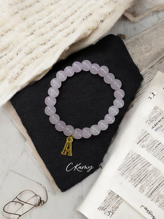 Bracelet femme perles de verre initiale doré violet clair