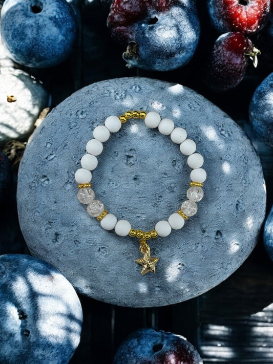 Bracelet femme perles mattes blanc étoile de mer doré