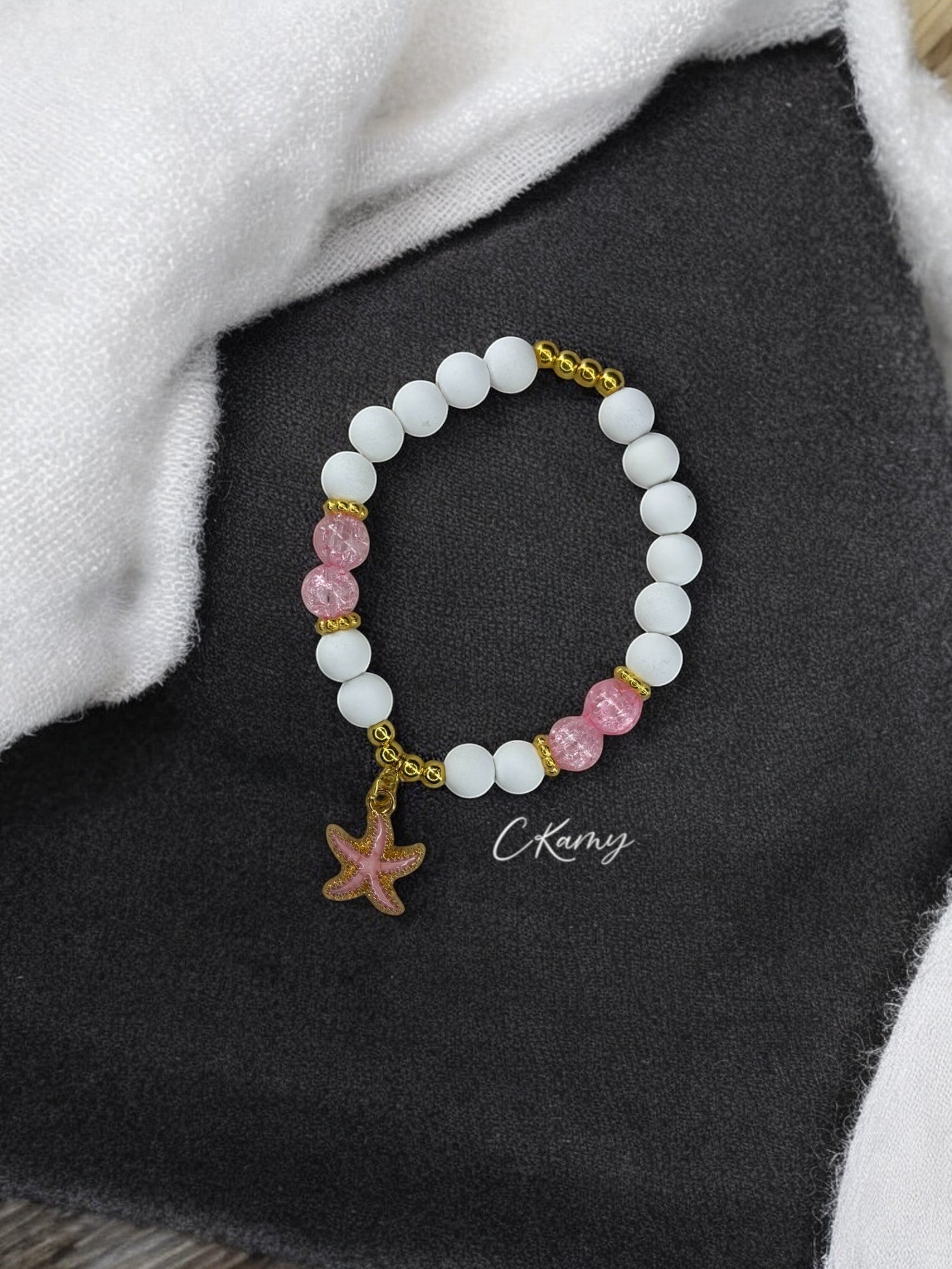 Bracelet femme perles mattes blanc étoile de mer rose