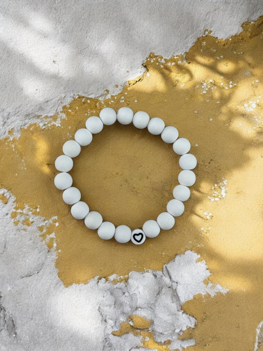 Bracelet femme perles mattes coeur blanc