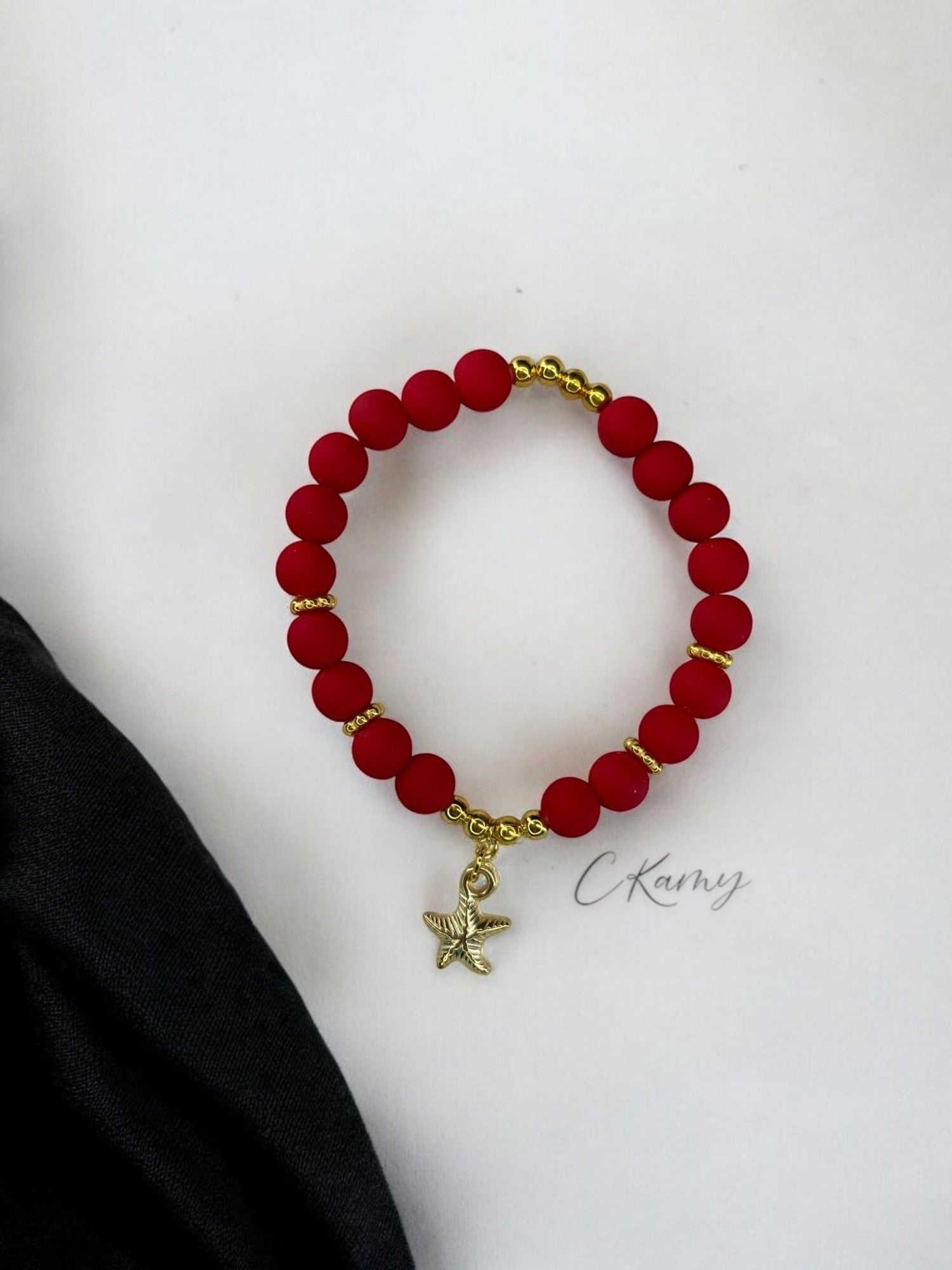 Bracelet femme perles mattes épaisse étoile de mer rouge