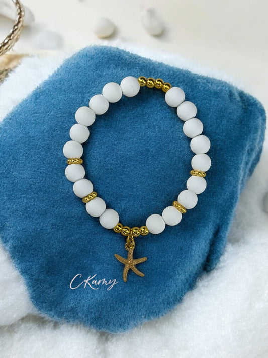 Bracelet femme perles mattes fine étoile de mer blanc