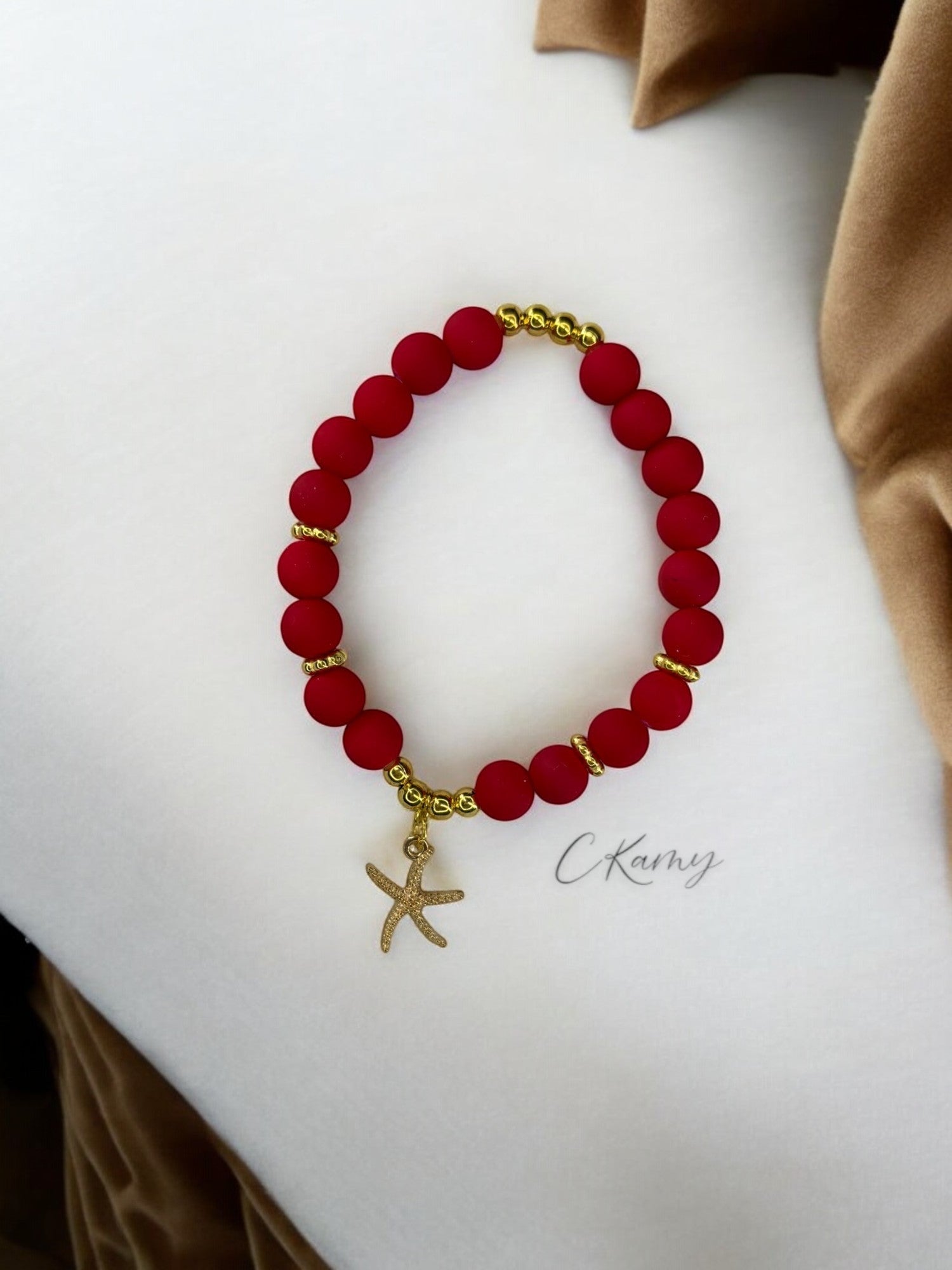 Bracelet femme perles mattes fine étoile de mer rouge