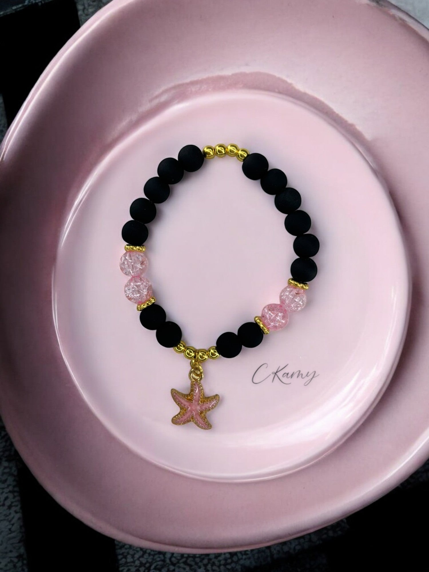 Bracelet femme perles mattes noir étoile de mer rose