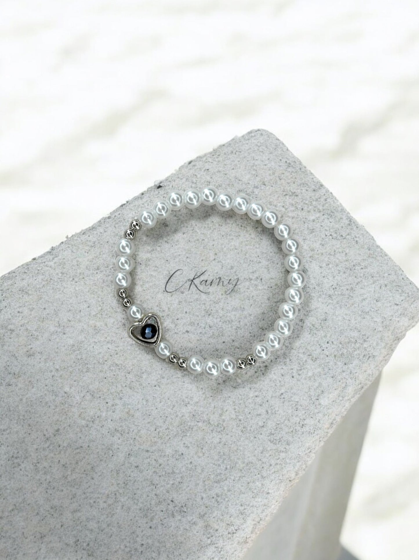 Bracelet femme perles nacrées coeur facette bleu marine