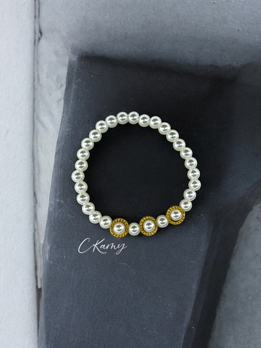 Bracelet femme perles nacrées couronne doré blanc