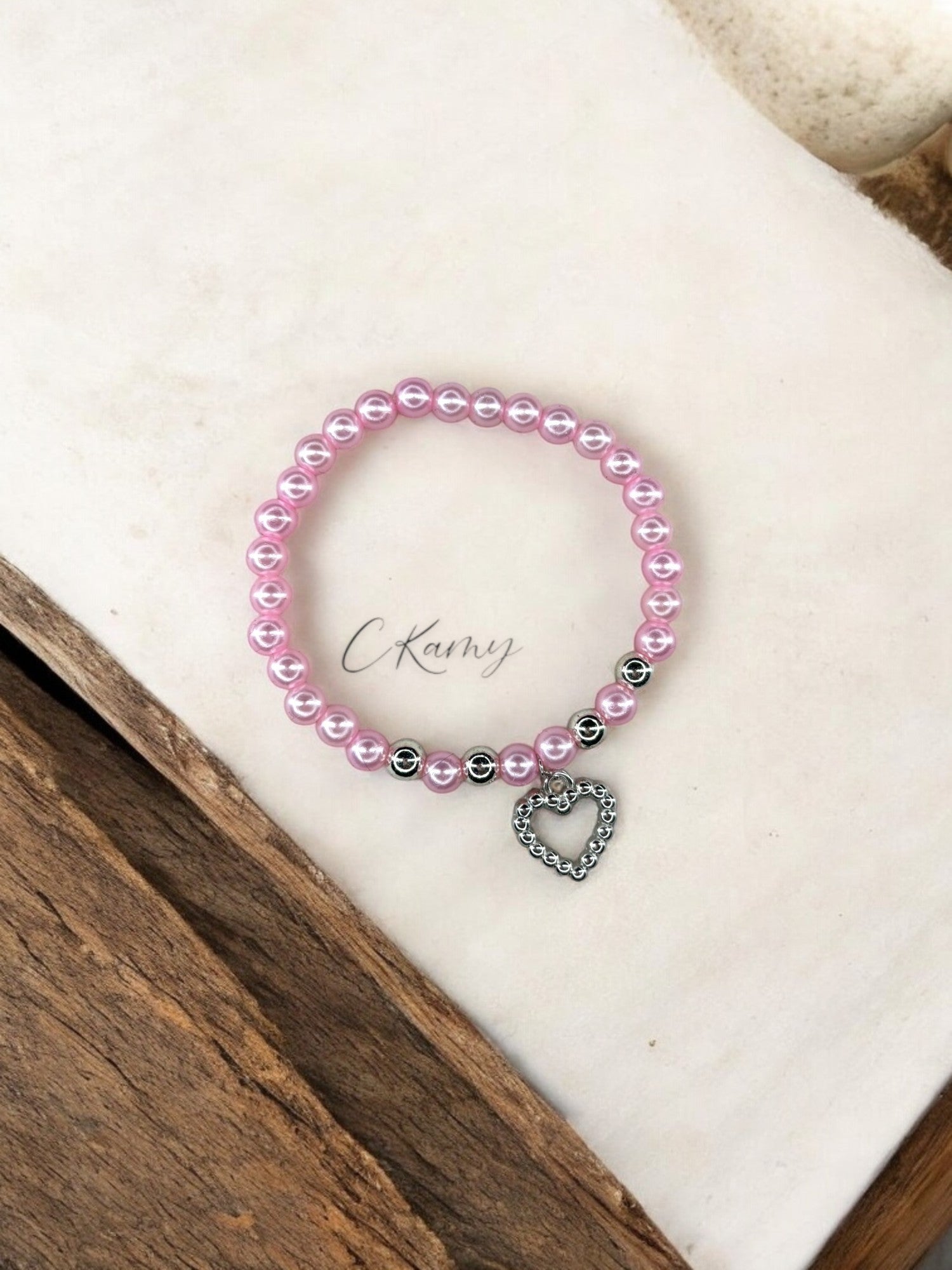 Bracelet femme perles nacrées rose coeur perlé